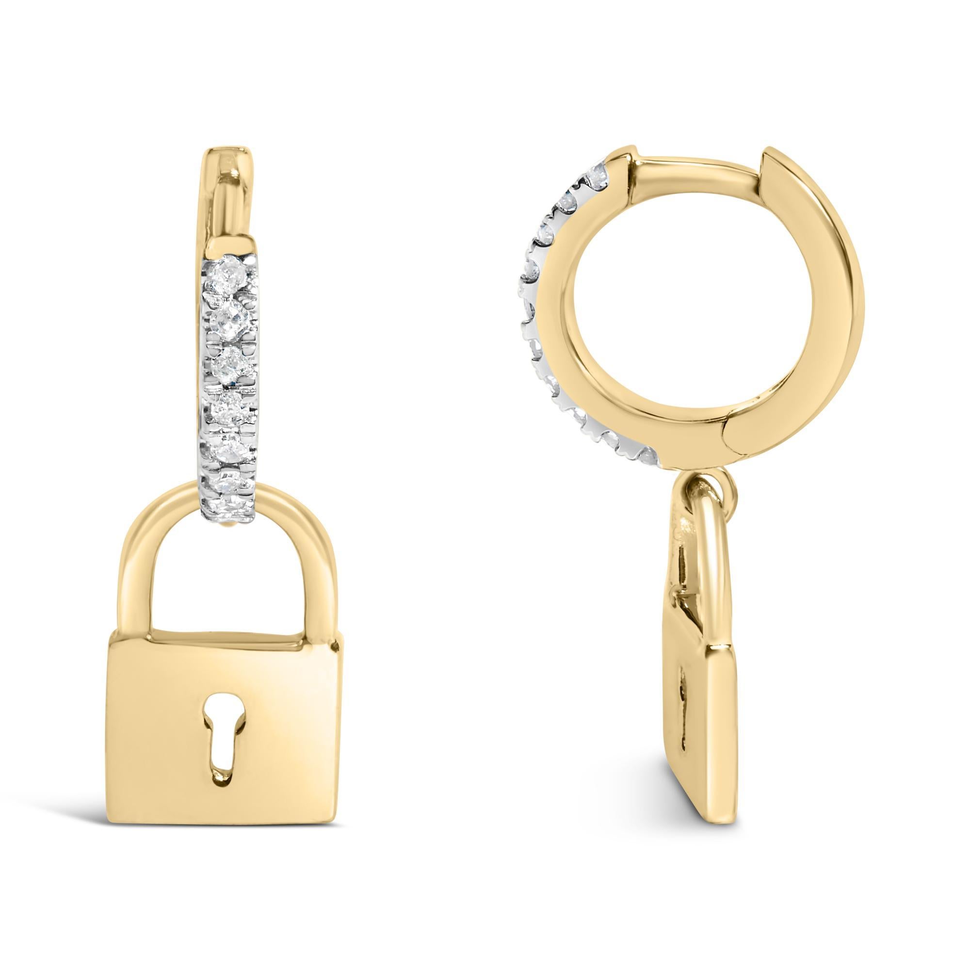 Moderno Orecchino a cerchio in argento 925 placcato oro giallo 14K con diamante da 1/6 Cttw in vendita