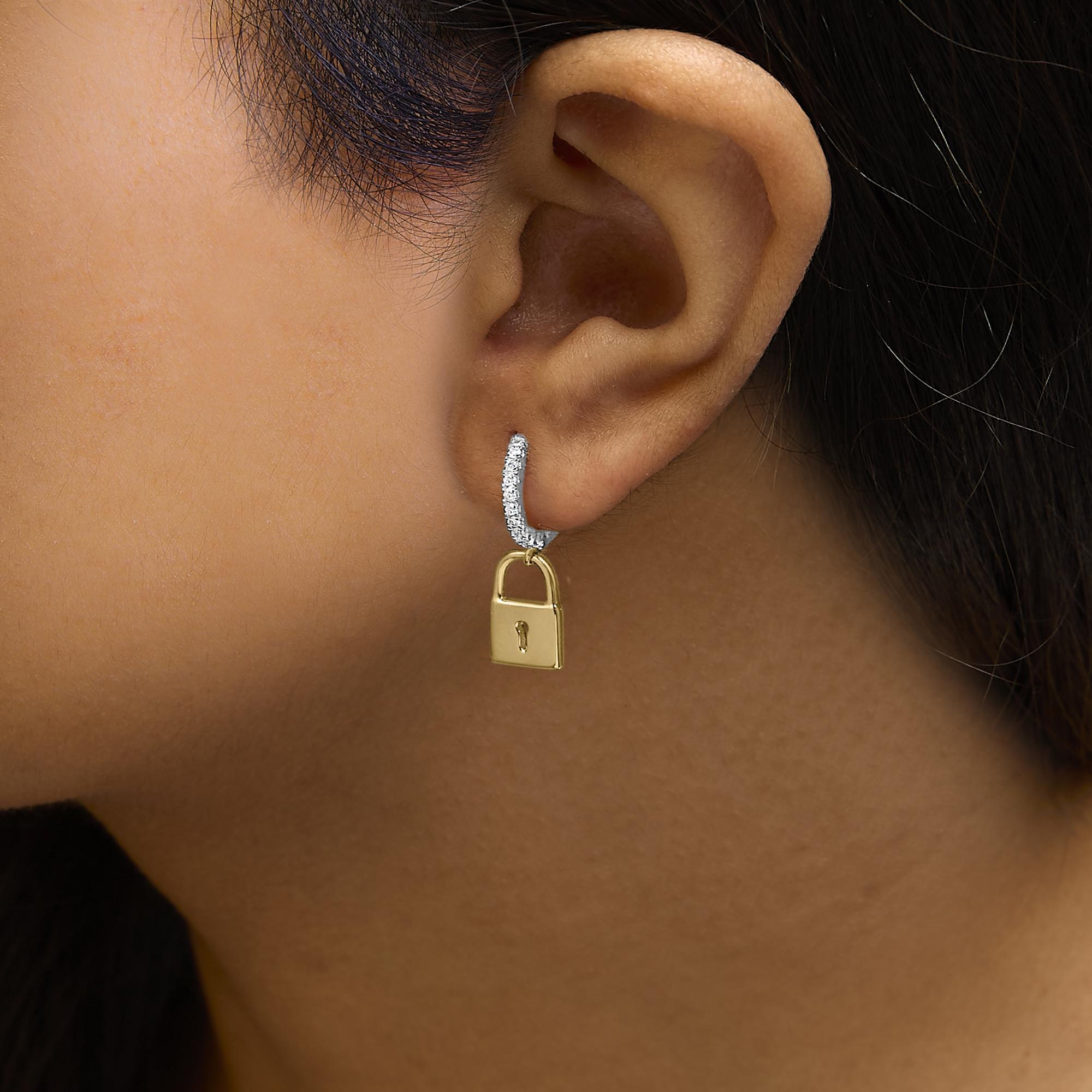 Taglio rotondo Orecchino a cerchio in argento 925 placcato oro giallo 14K con diamante da 1/6 Cttw in vendita