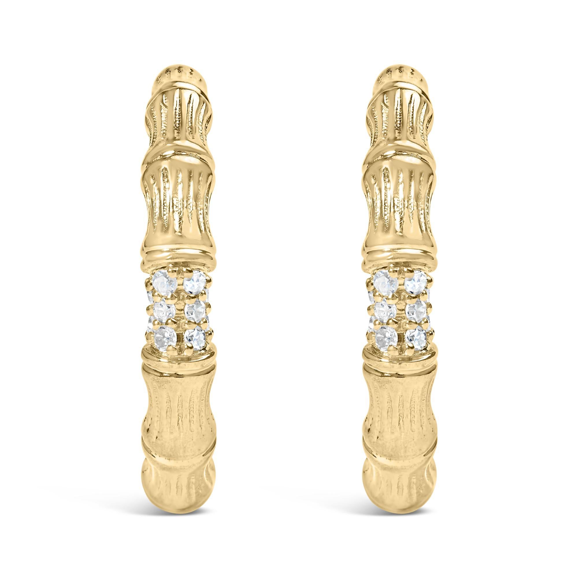 Die Quintessenz von Luxus und Kunstfertigkeit sind unsere Hammered J Hoop Earrings, die sorgfältig aus 925er Sterlingsilber gefertigt und mit einer 14-karätigen Gelbvergoldung verziert sind. Diese exquisiten Reifchen baumeln zauberhaft, etwa 1 Zoll