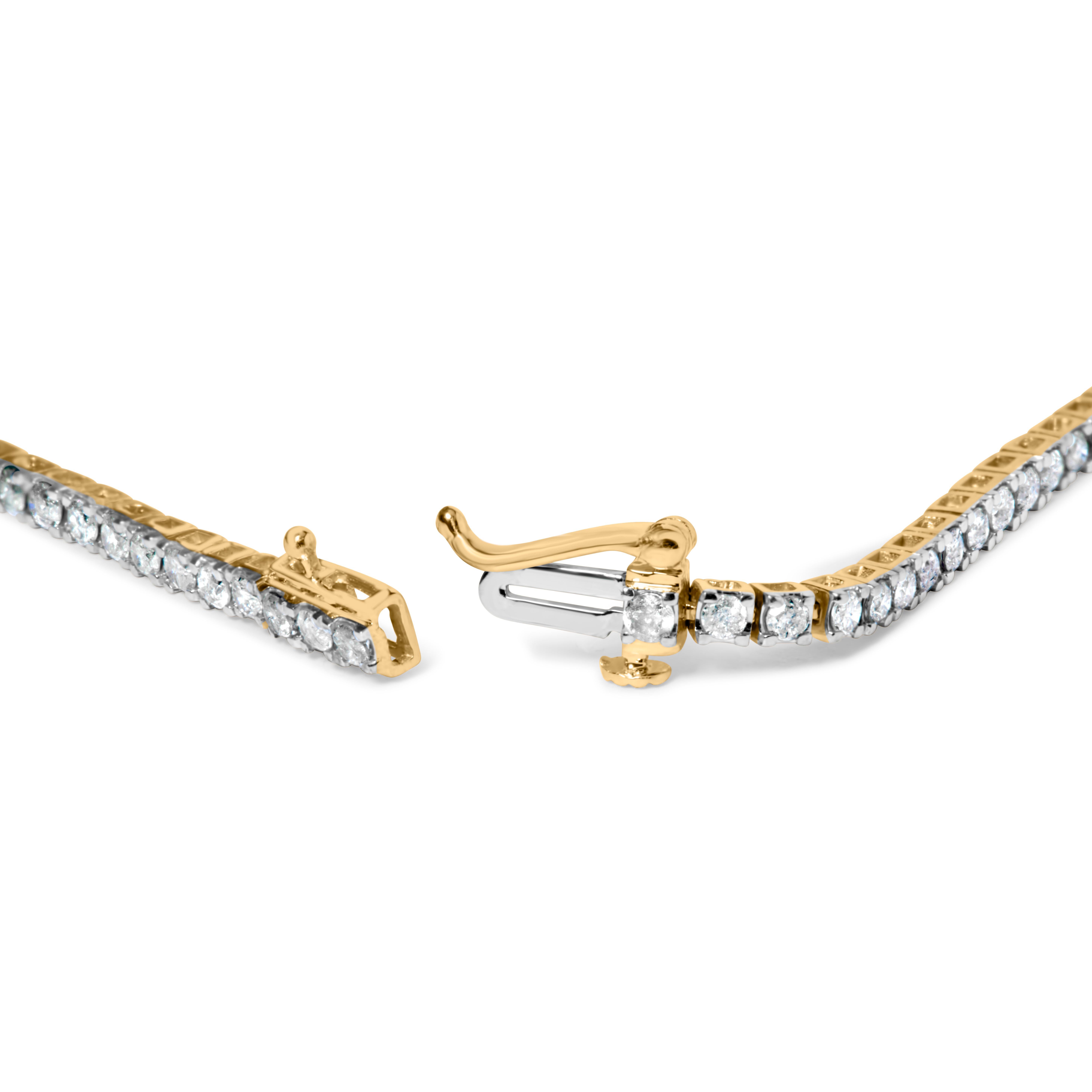 Élevez votre élégance avec notre luxueux bracelet tennis à diamants, délicieusement fabriqué en argent sterling .925 et plaqué de 2 microns d'or jaune 14K. Un placage de 2 microns est nettement plus épais qu'un placage standard, ce qui permet