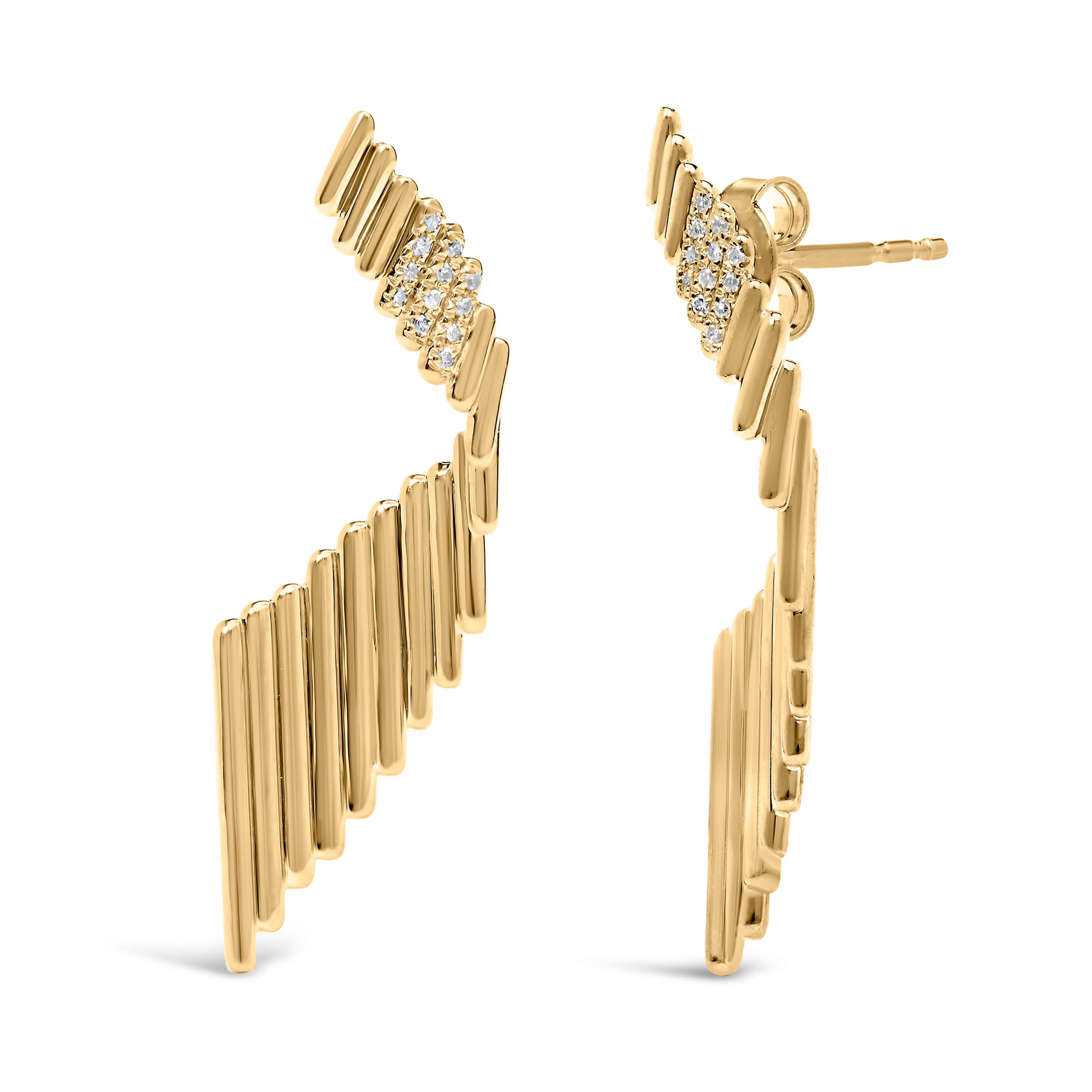 Questi squisiti orecchini a goccia, realizzati in argento sterling 925 con una sontuosa placcatura in oro giallo 14K, offrono luminosità e raffinatezza artistica. La moderna forma scultorea è meticolosamente segmentata in motivi verticali, che ne