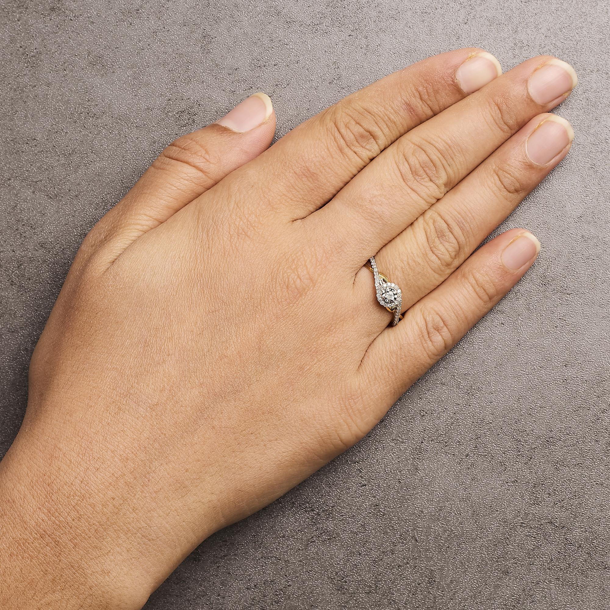 Anello Promessa con diamante bypass e aureola in argento placcato oro giallo 14K da 1/4 Cttw In condizioni Nuovo in vendita a New York, NY