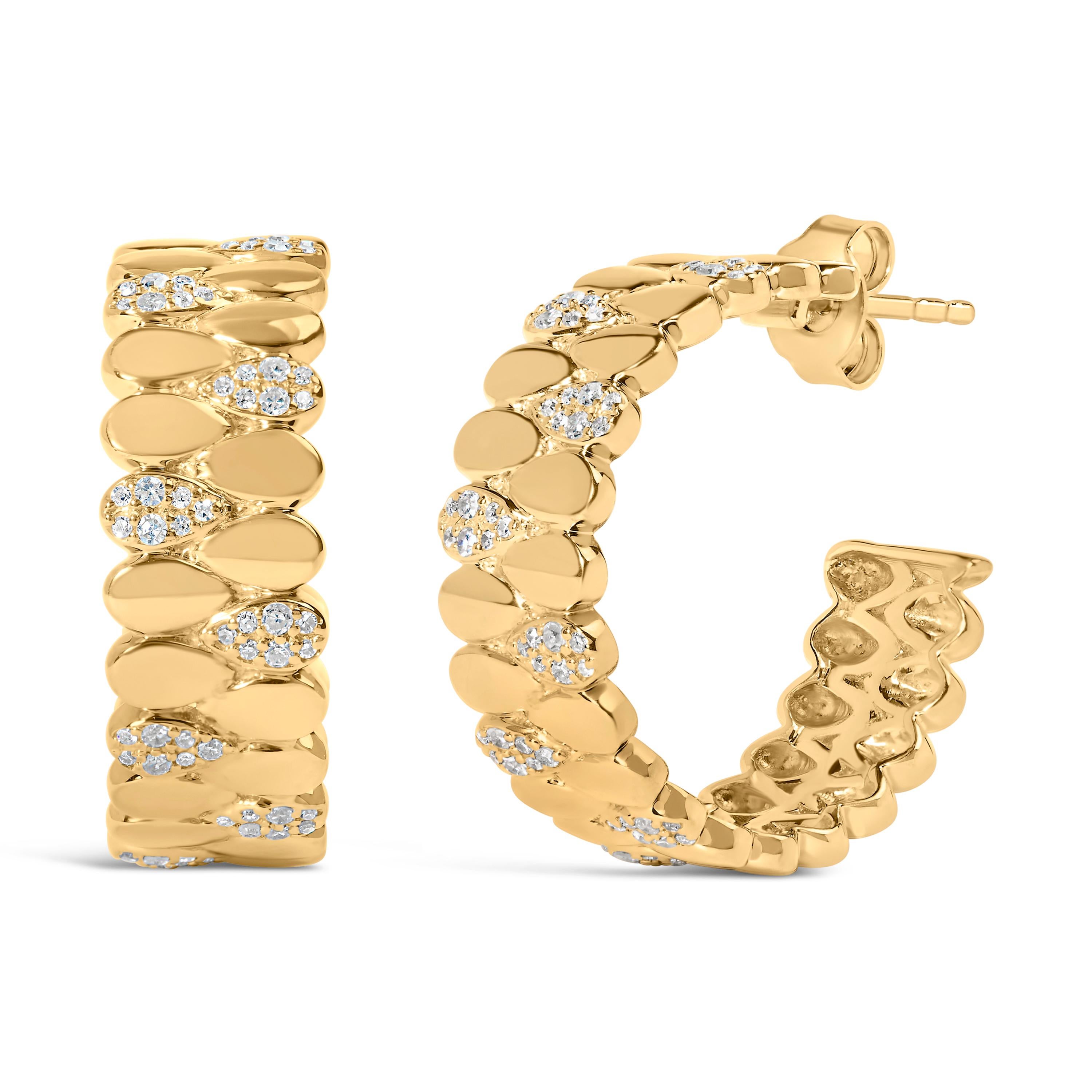 Immagina il sottile luccichio dell'argento sterling placcato oro giallo 14K mentre racchiude il turbinio di diamanti naturali di questi orecchini dal design squisito, ogni diamante scelto meticolosamente per creare un'incantevole aureola di luce. Il