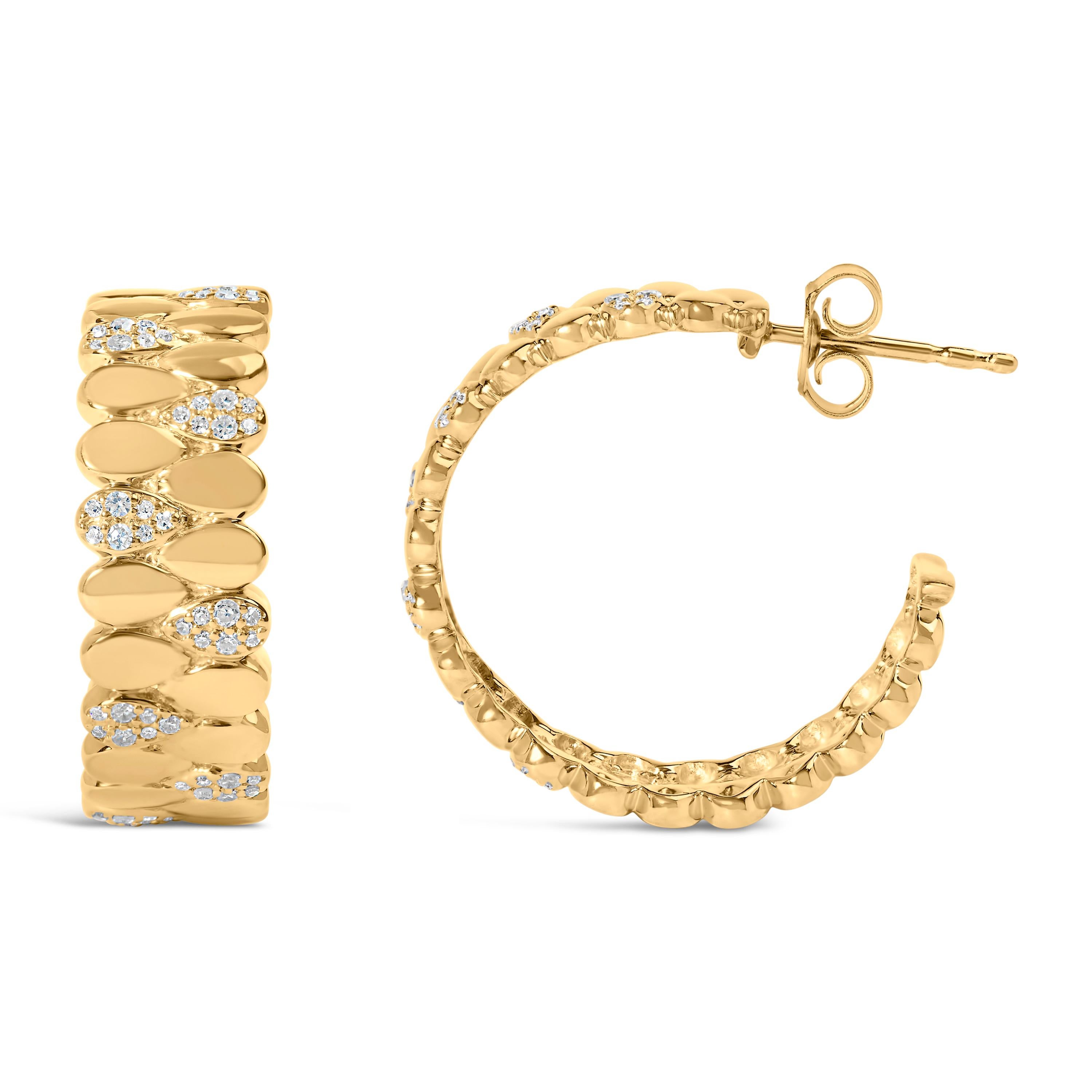 Moderno A. Silver, placcato in oro giallo 14 carati, orecchini a cerchio con pera e pavé di diamanti da 3/8 ct. in vendita