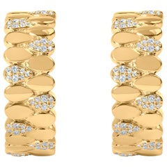 Pendientes de aro en forma de J con eslabón y pavé de diamantes y oro amarillo de 14 quilates 3/8 qtw