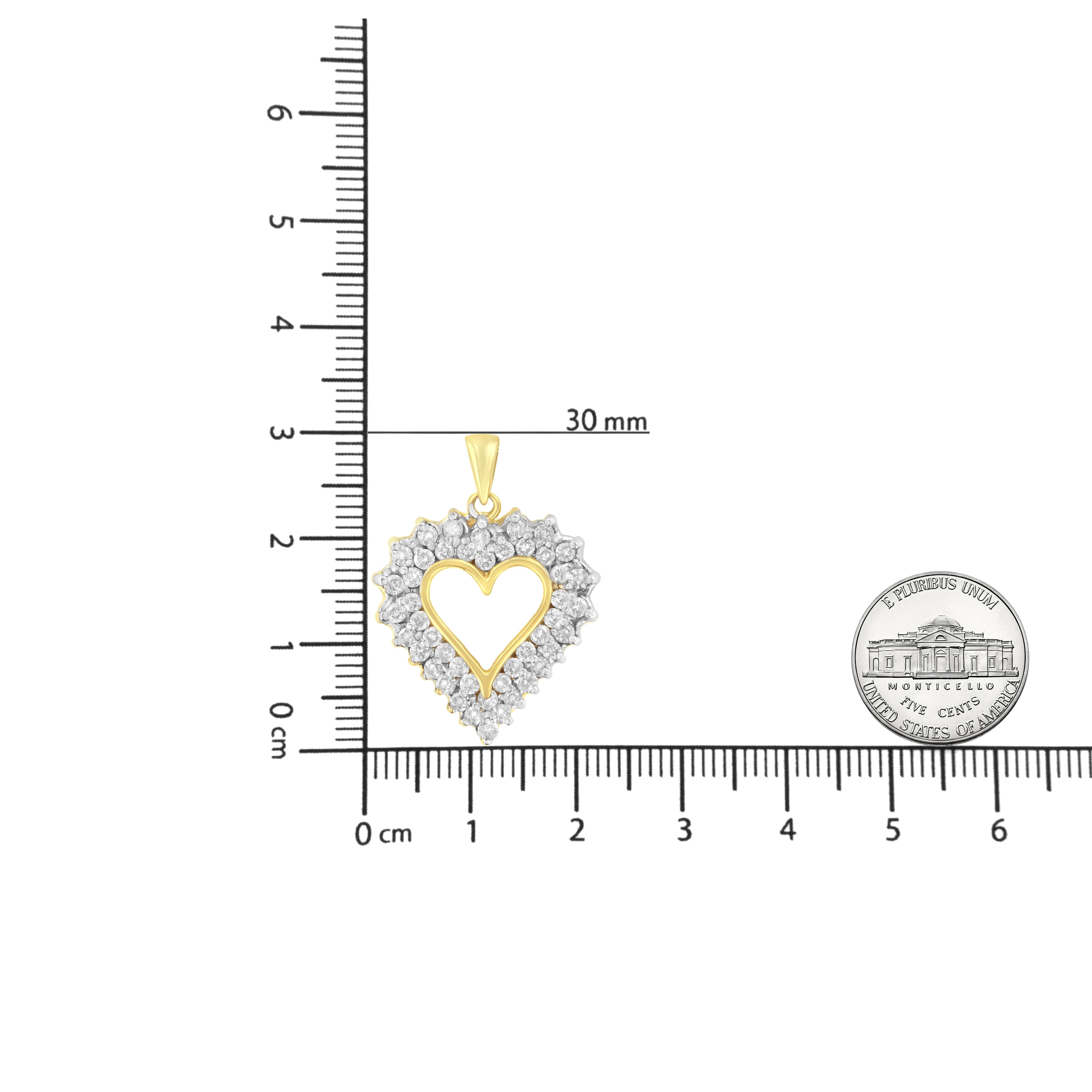 Enveloppé dans l'étreinte chaleureuse du placage d'or jaune 14K, ce collier à pendentif en forme de cœur en argent sterling .925 est une symphonie d'amour et d'éclat. En son cœur se trouve un contour poli en forme de cœur, caressé par un double