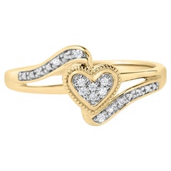 Anillo de Promesa con Corazón de Filigrana, Plateado, Chapado en Oro Amarillo de 14 K y Acentuado con Diamantes