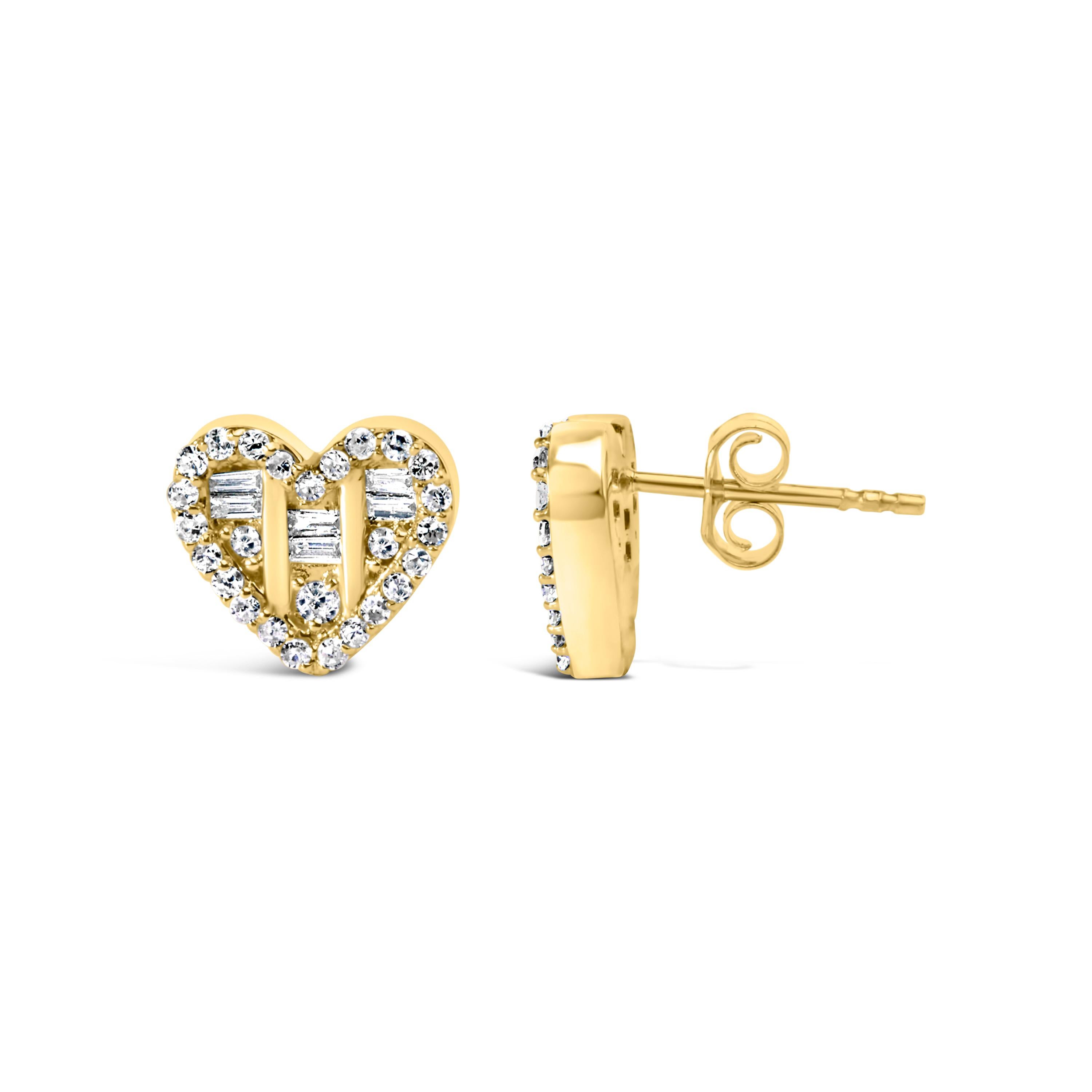 Moderno Orecchini a perno a forma di cuore con diamante da 1/2 carato placcati in oro giallo 14K A. Silver in vendita