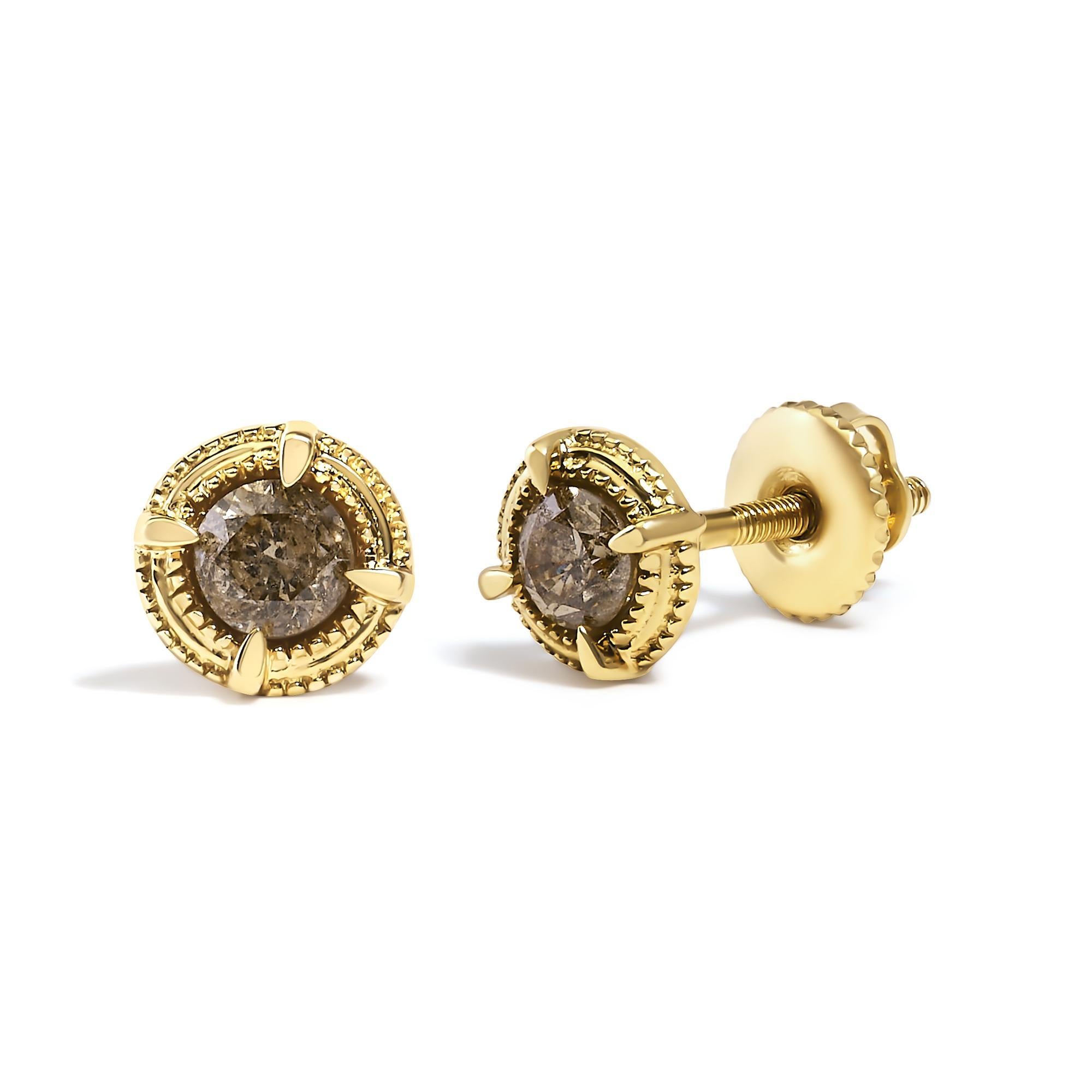 Eleganti e senza tempo, questi splendidi orecchini a perno in argento 925 placcato oro giallo 14 carati, resistenti all'appannamento, presentano una coppia di diamanti rotondi a taglio brillante con un peso totale di 1/2 carato. Questi diamanti