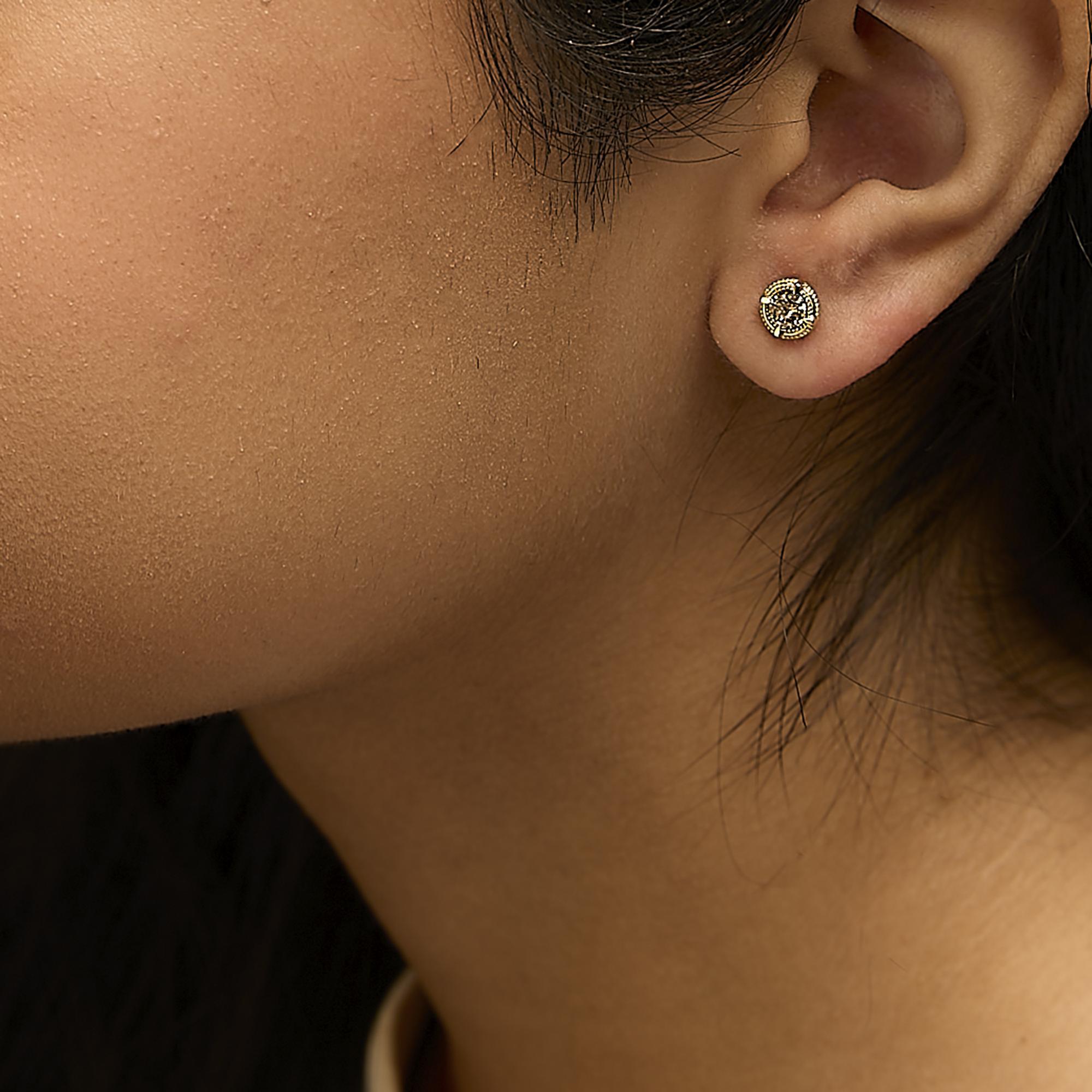 Orecchini con diamante solitario in argento placcato oro giallo 14K da 1/2 ctw In condizioni Nuovo in vendita a New York, NY