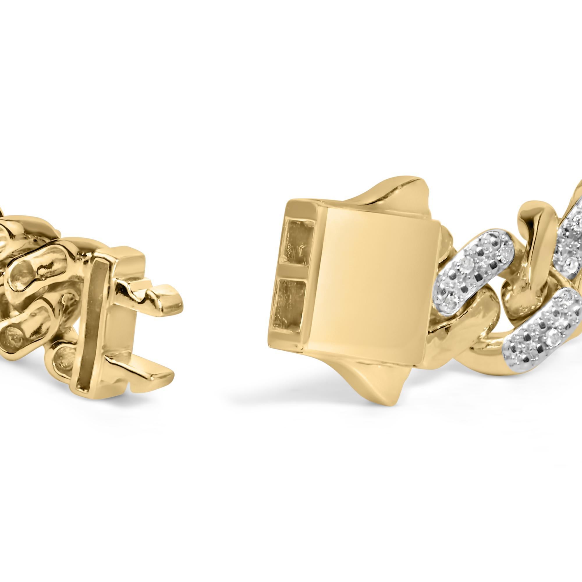 Envuelve tu muñeca en la discreta elegancia de la Pulsera de Cadena Cubana de Diamantes de Plata de Ley Chapada en Oro Amarillo de 14 quilates, donde el diseño clásico se une al brillo contemporáneo. Cada eslabón de esta ilustre pieza está