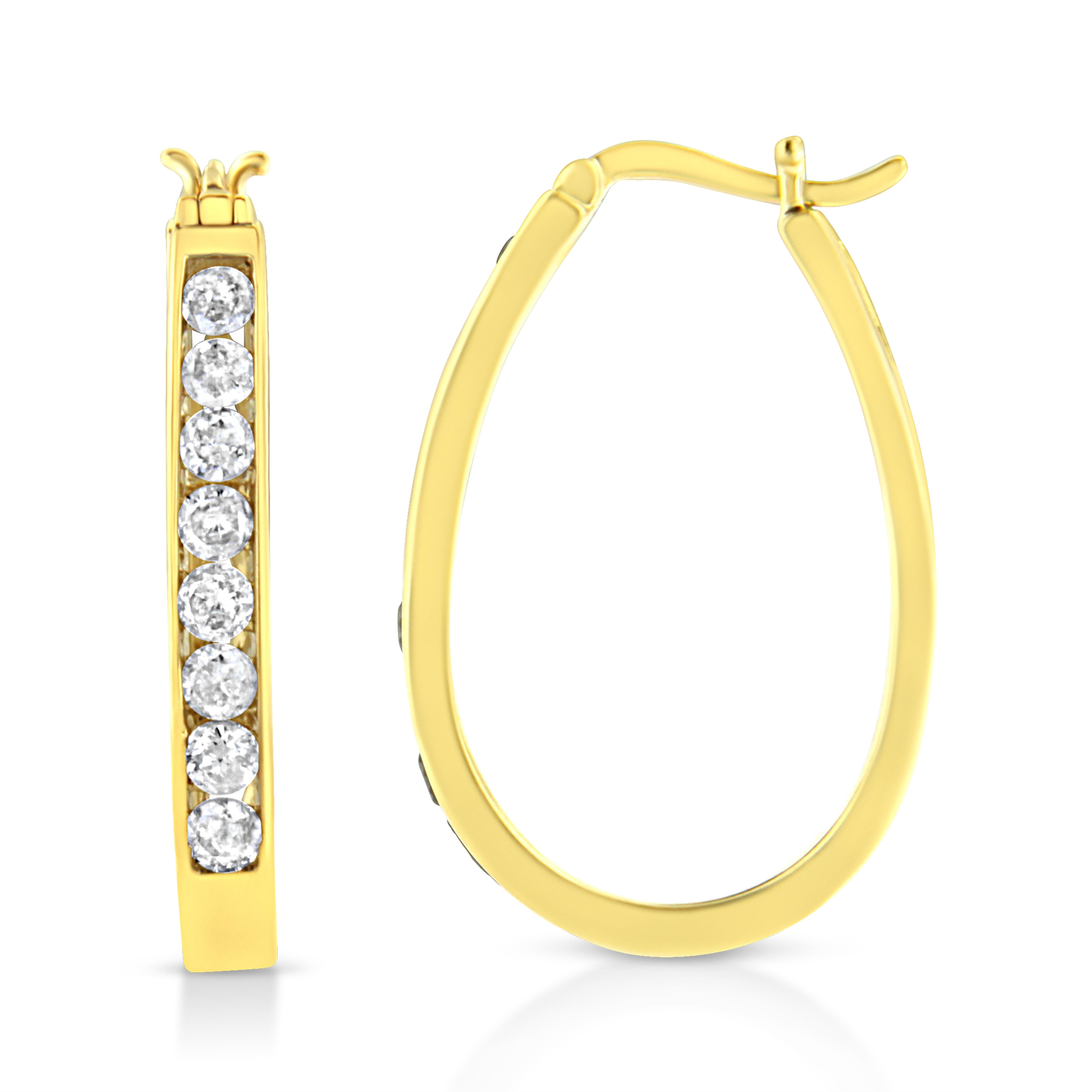 Contemporaneo Orecchini a cerchio con diamante tondo brillante in argento 925 placcato oro giallo 14K in vendita