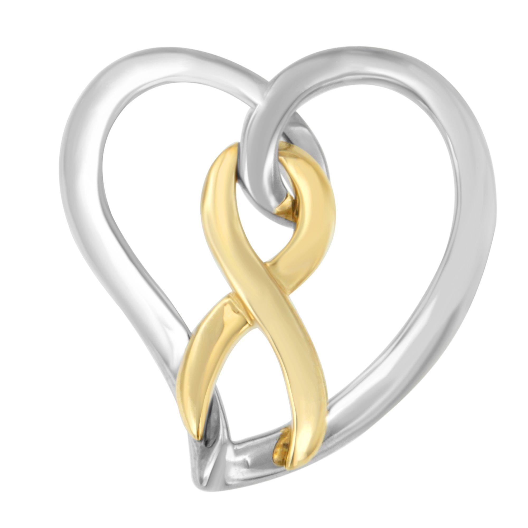 Regala questo bellissimo ciondolo all'amore della tua vita come segno del tuo affetto nei suoi confronti. Questo splendido ciondolo è realizzato a forma di cuore in argento sterling e intrecciato con un fiocco in oro giallo 14 carati al centro. Si