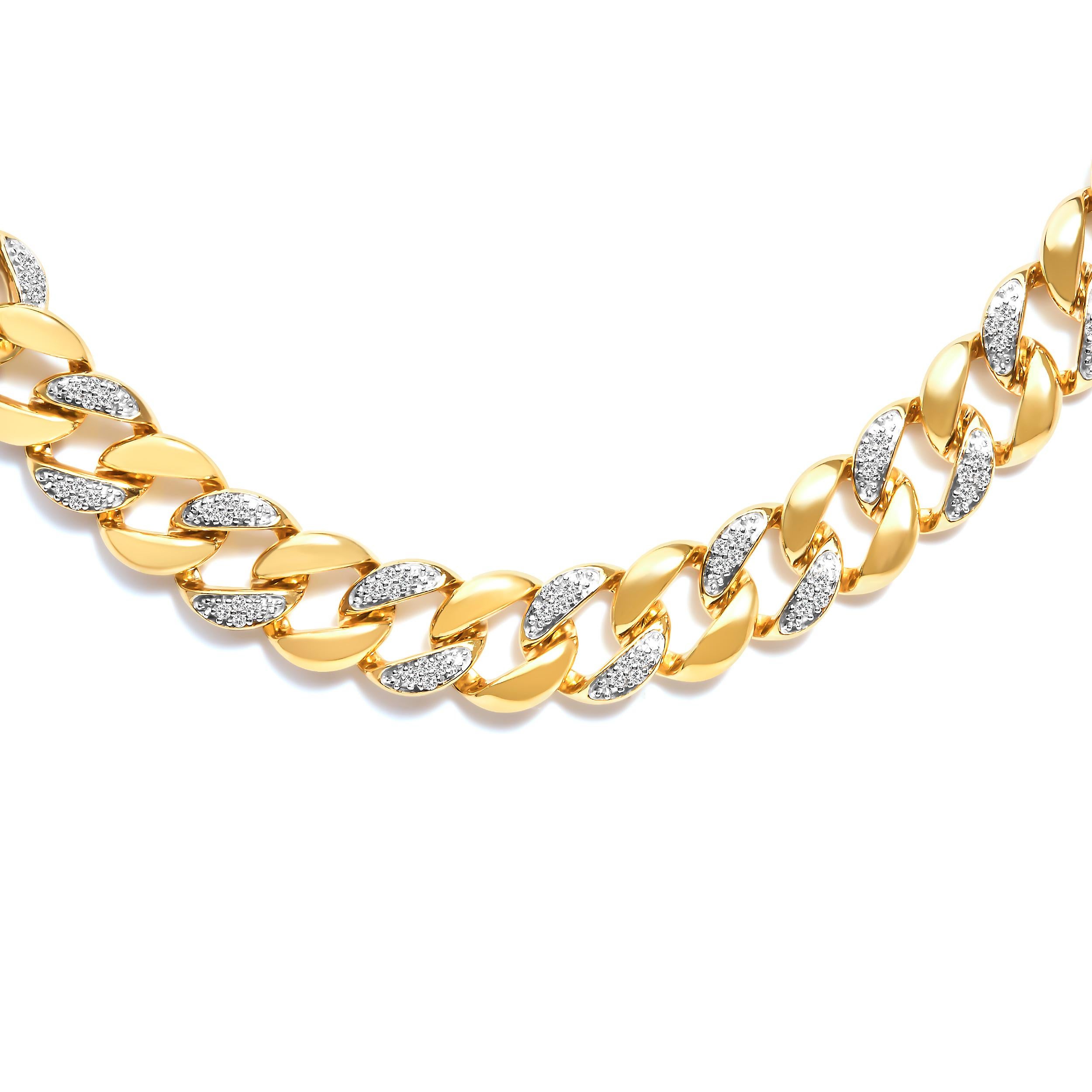 Scopri l'epitome dell'eleganza con questa collana in argento 925 placcato oro giallo 14 carati, una composizione radiosa che unisce l'allure senza tempo dell'oro al fascino scintillante dei diamanti naturali. Il cuore di questa squisita collana è
