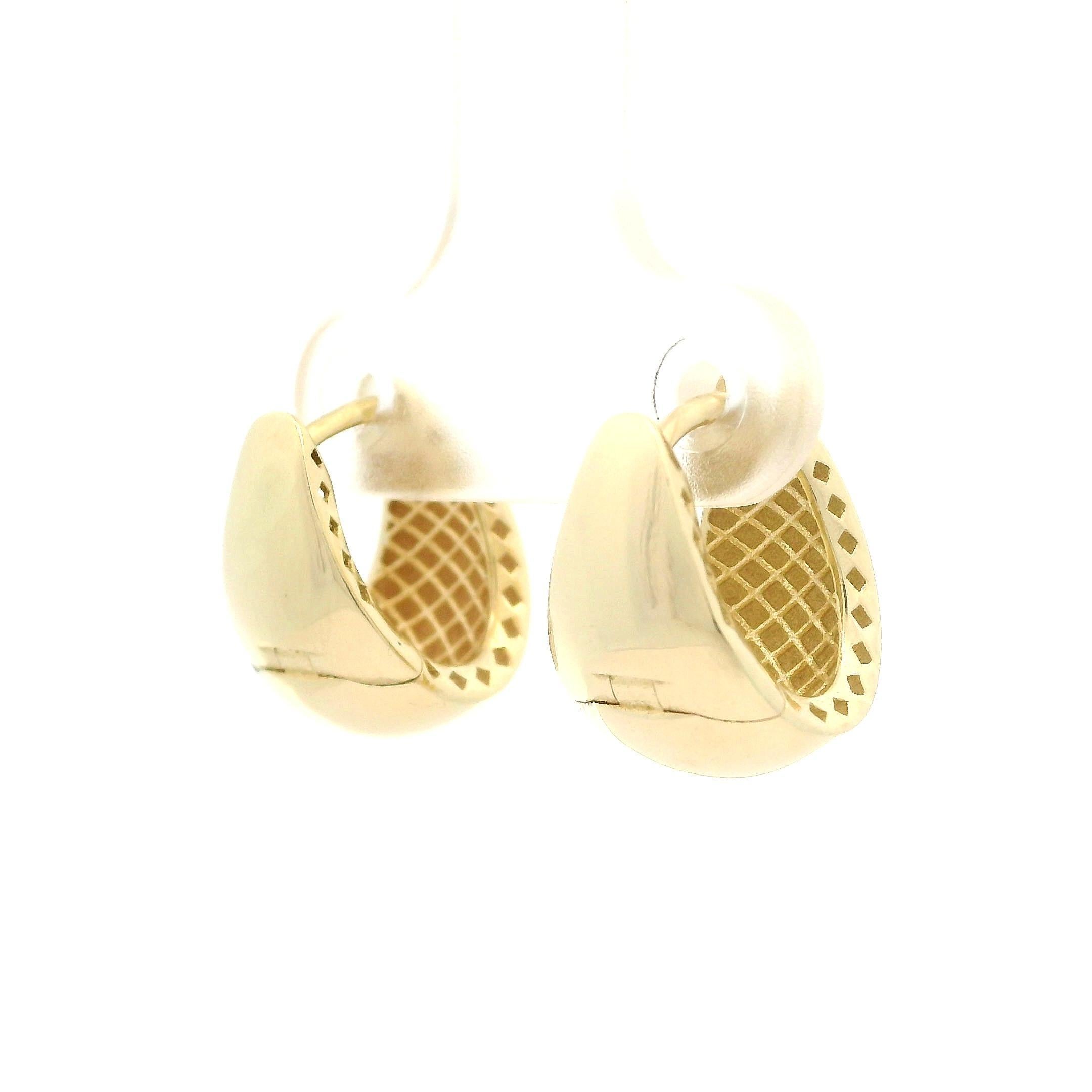 14k Yellow Gold Polished Classic Petite Huggie Hoop Everyday Earrings In Excellent Condition In Montclair, NJ