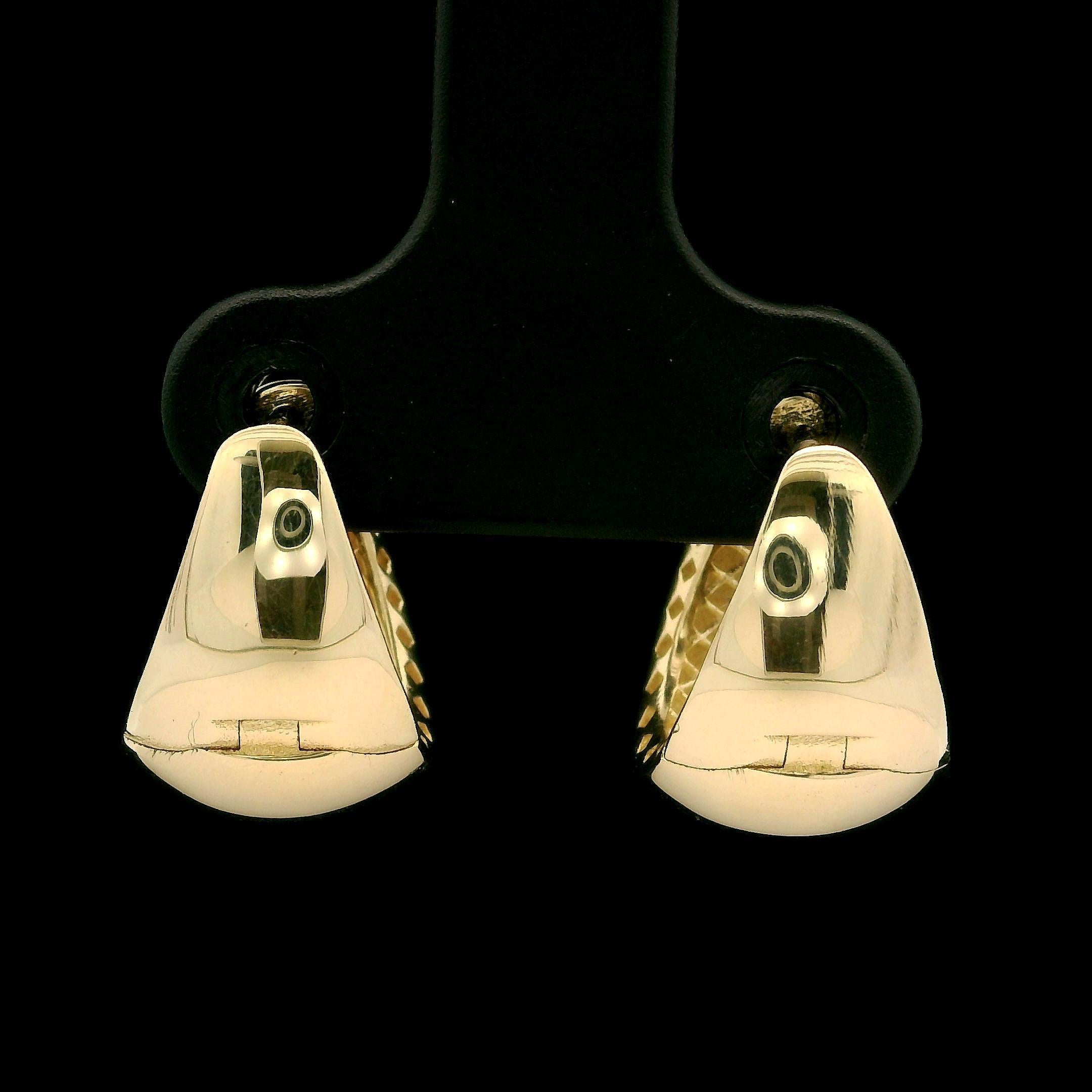 14k Yellow Gold Polished Classic Petite Huggie Hoop Everyday Earrings 3