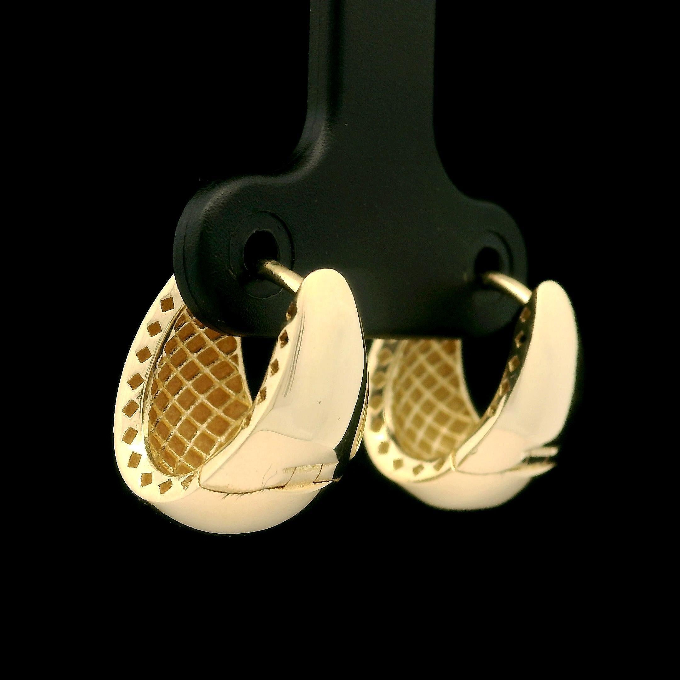 14k Yellow Gold Polished Classic Petite Huggie Hoop Everyday Earrings 4