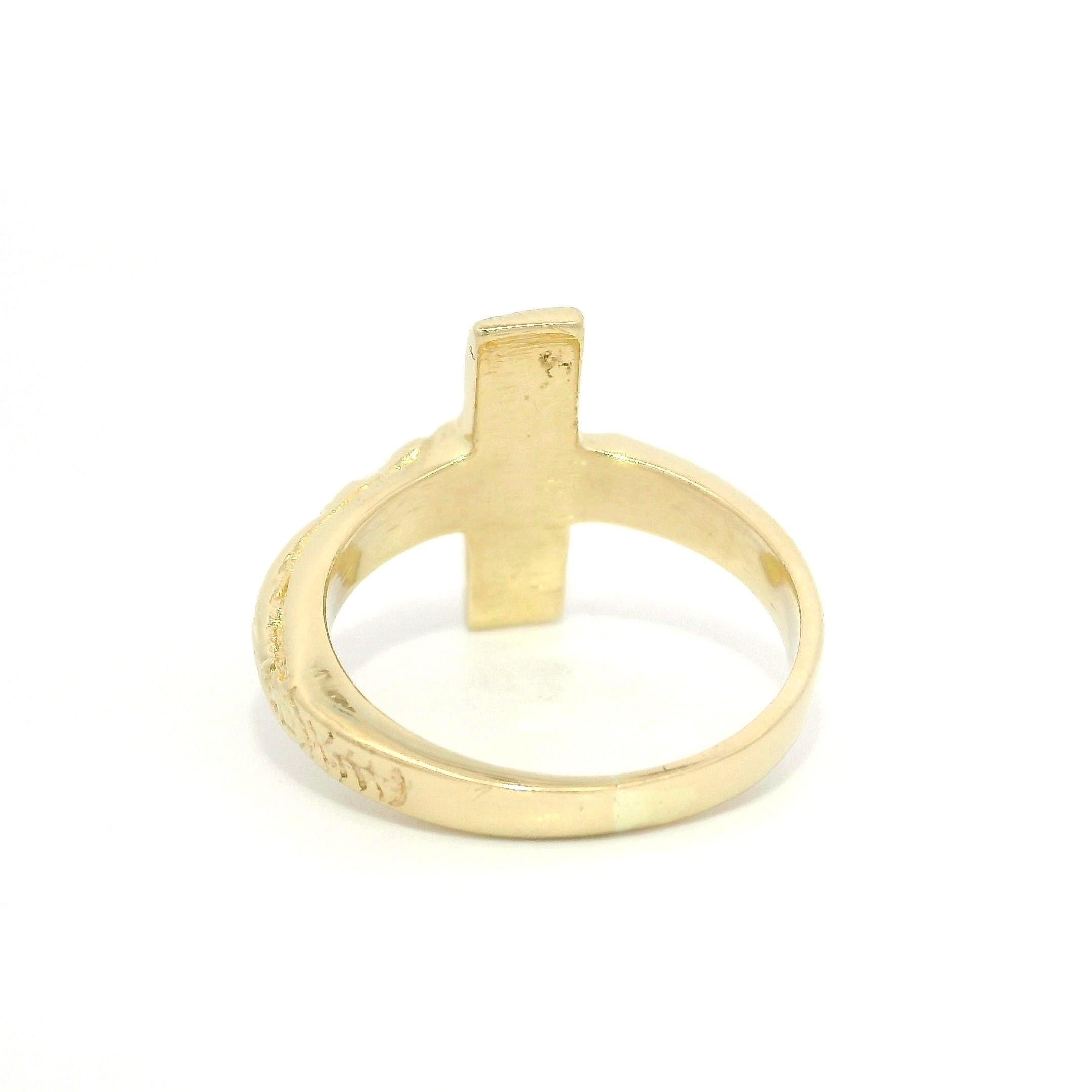 Anello a fascia con croce del crocifisso in oro giallo 14k lucidato, misura 5,5 in vendita 1