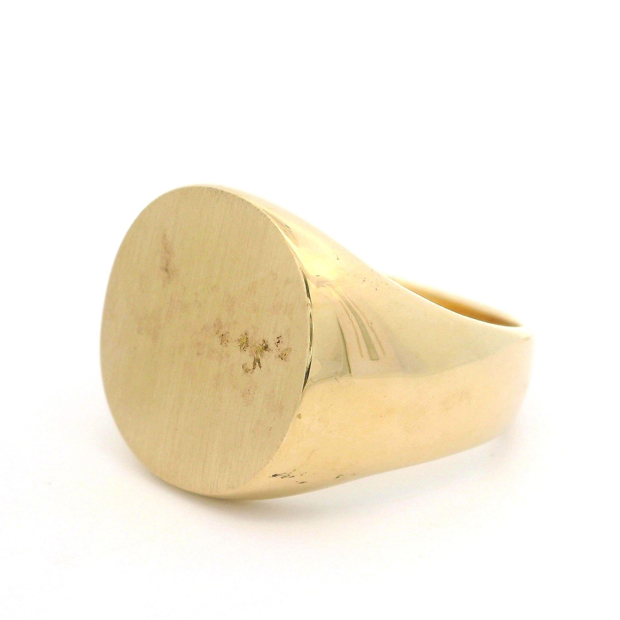 Bague de signalisation lourde en or jaune 14 carats polie avec finition brossée sur le dessus Excellent état - En vente à Montclair, NJ