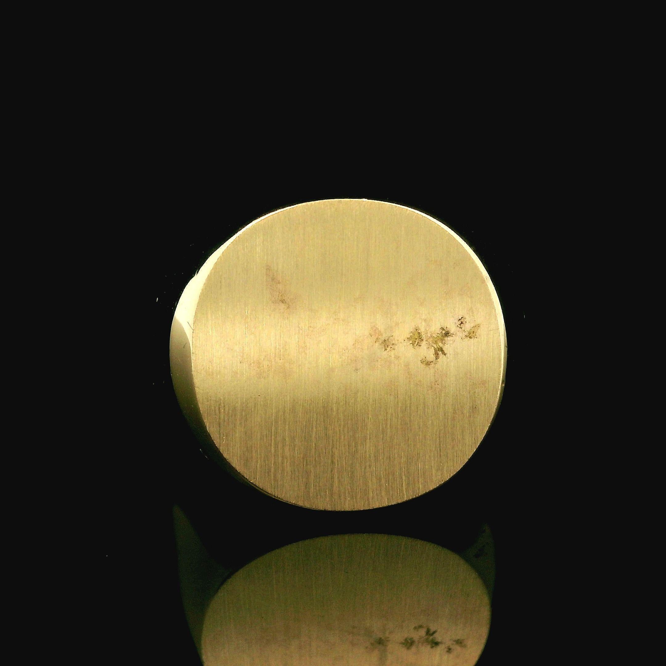 Bague de signalisation lourde en or jaune 14 carats polie avec finition brossée sur le dessus en vente 1