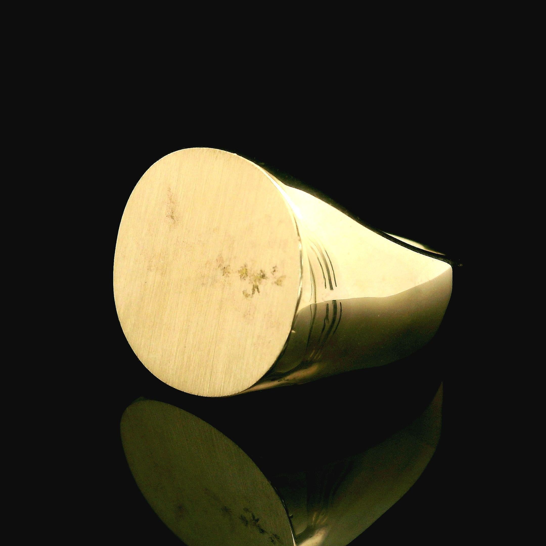 Bague de signalisation lourde en or jaune 14 carats polie avec finition brossée sur le dessus en vente 3