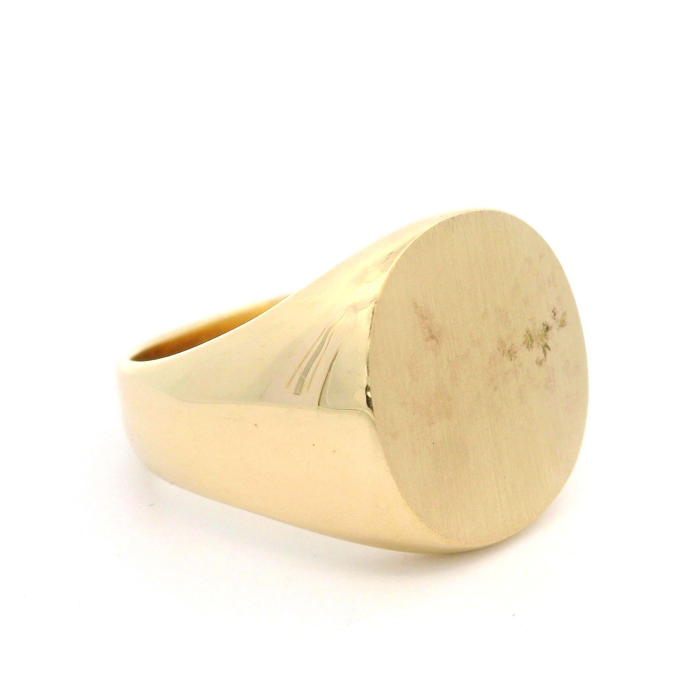 Bague de signalisation lourde en or jaune 14 carats polie avec finition brossée sur le dessus en vente 5
