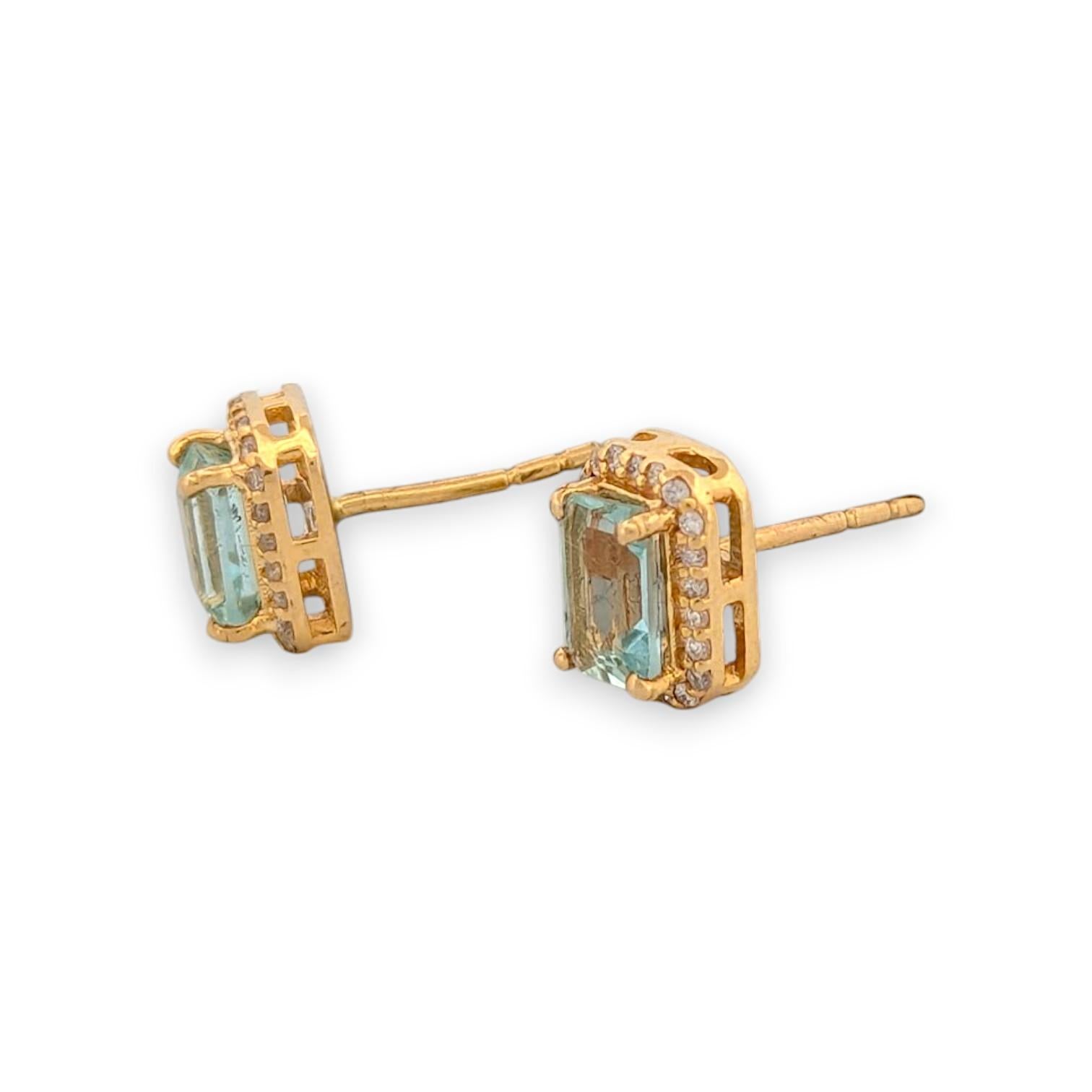 Ajoutez une gracieuse touche de couleur à votre collection de bijoux avec ces élégantes boucles d'oreilles en or jaune 14 carats de Mountain Song Jewelers. Avec un total de 1,10 carat d'aigues-marines naturelles de taille émeraude et un poids total