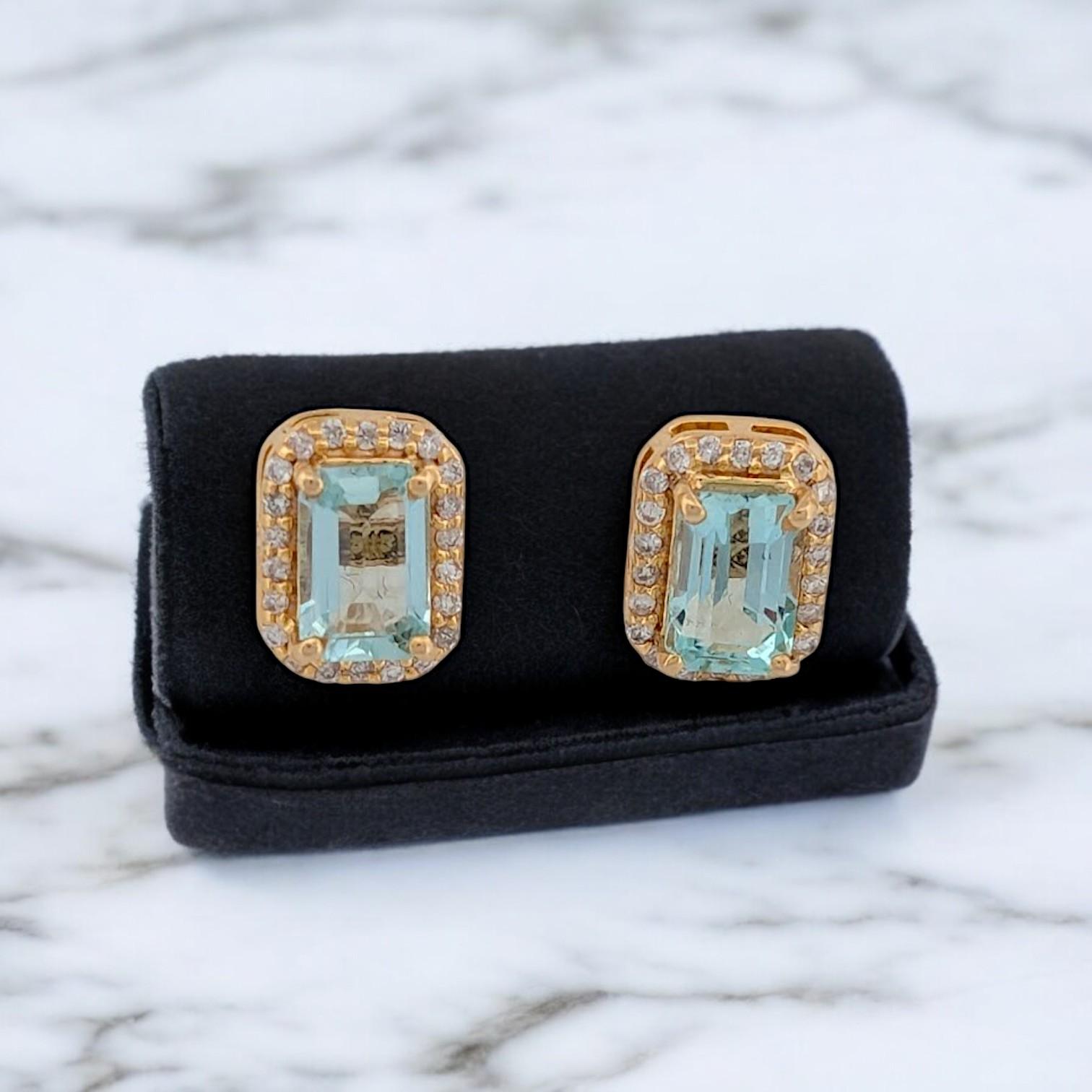Taille émeraude Troglodyte  Boucles d'oreilles en or jaune 14 carats avec une émeraude naturelle de 1,10 carat en vente