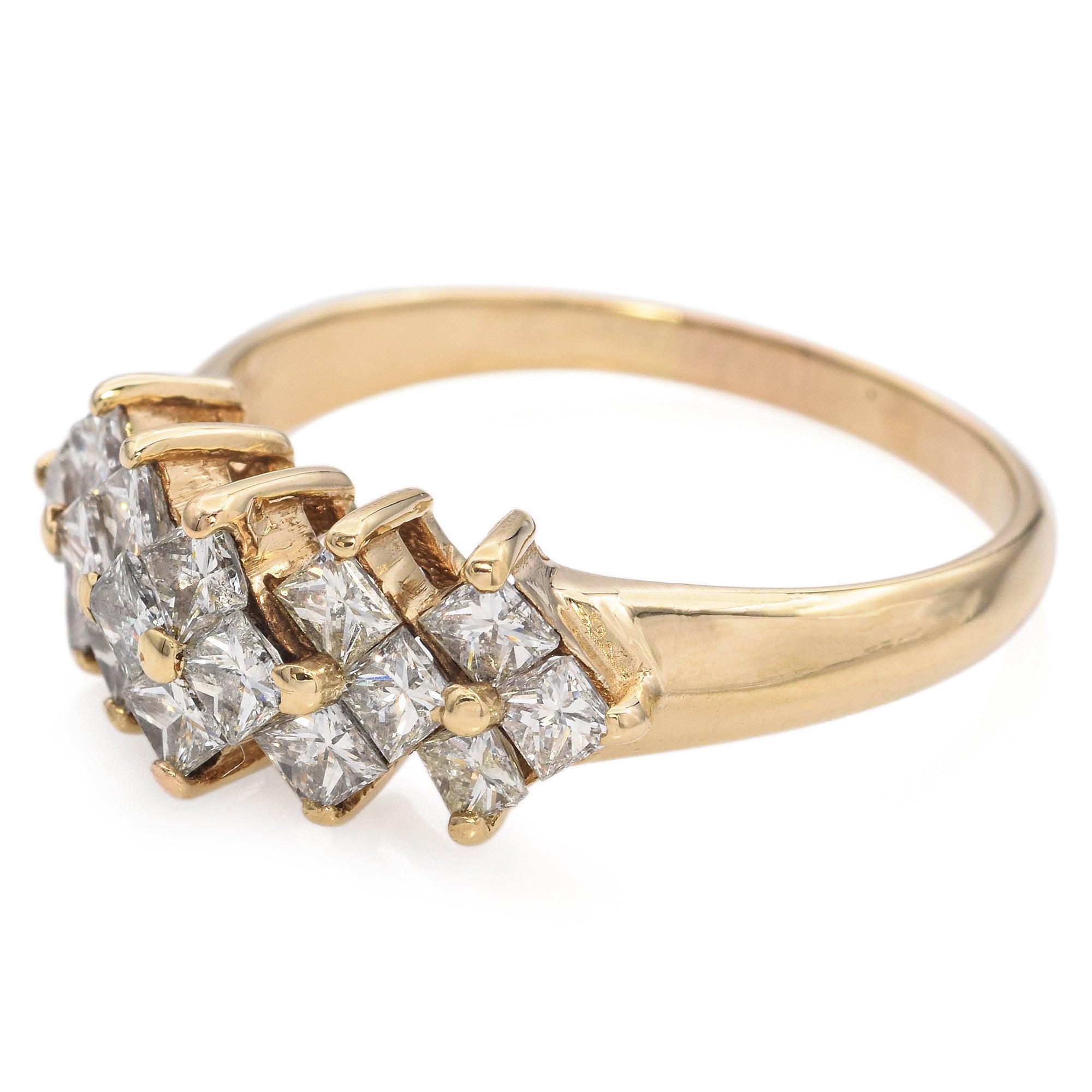 Dieser elegante Ehering zeichnet sich durch eine geometrische Anordnung funkelnder Diamanten im Prinzessinnenschliff aus, die in 14 Karat Gelbgold gefasst sind. Die Diamanten sind in einem nahtlosen, gitterartigen Muster angeordnet, wodurch die