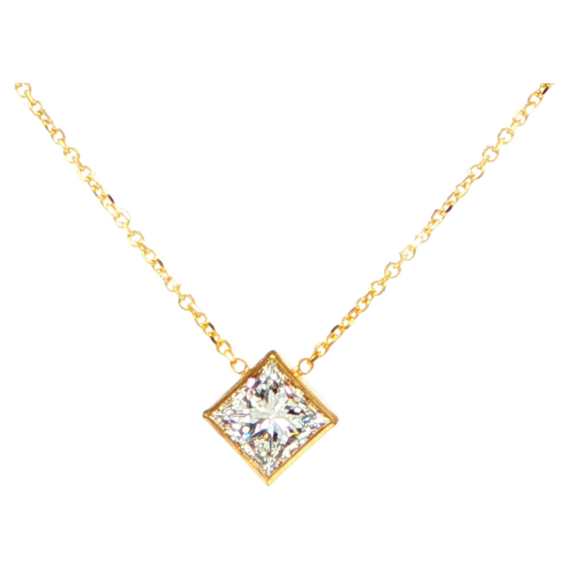 Collar con colgante de oro amarillo de 14K con diamante de talla princesa engastado en bisel