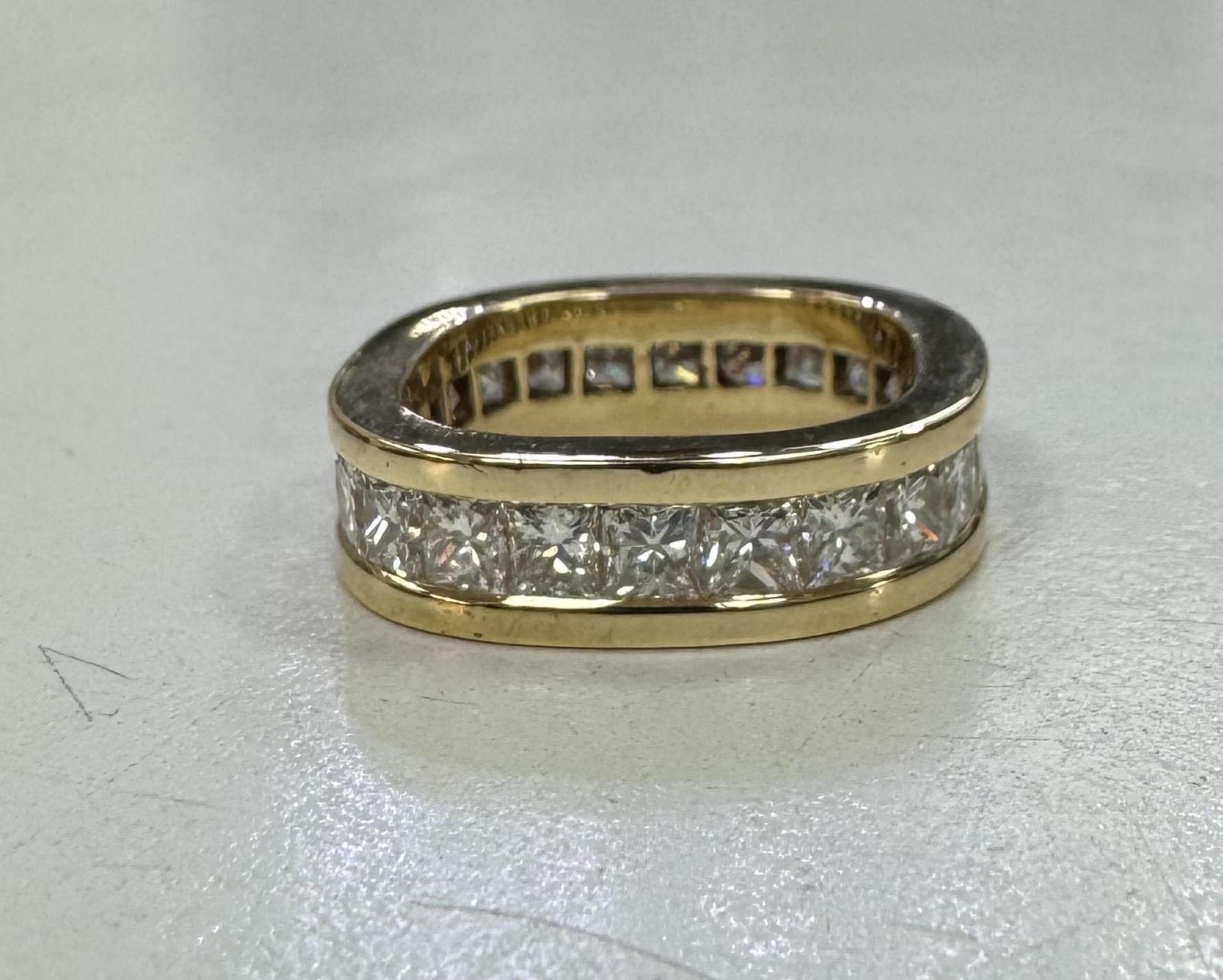14k Gelbgold Diamant Princess Cut Eternity Ring 3,50 Karat mit 24 Princess Cut Diamanten von sehr guter Qualität mit einem Gewicht von 3,50cts.
Diamanten: 24 runde Einzelschliffe 
Farbe : F
Klarheit: VS
Gewicht: 3,50cts
Metall: 14k Weißgold
Gewicht: