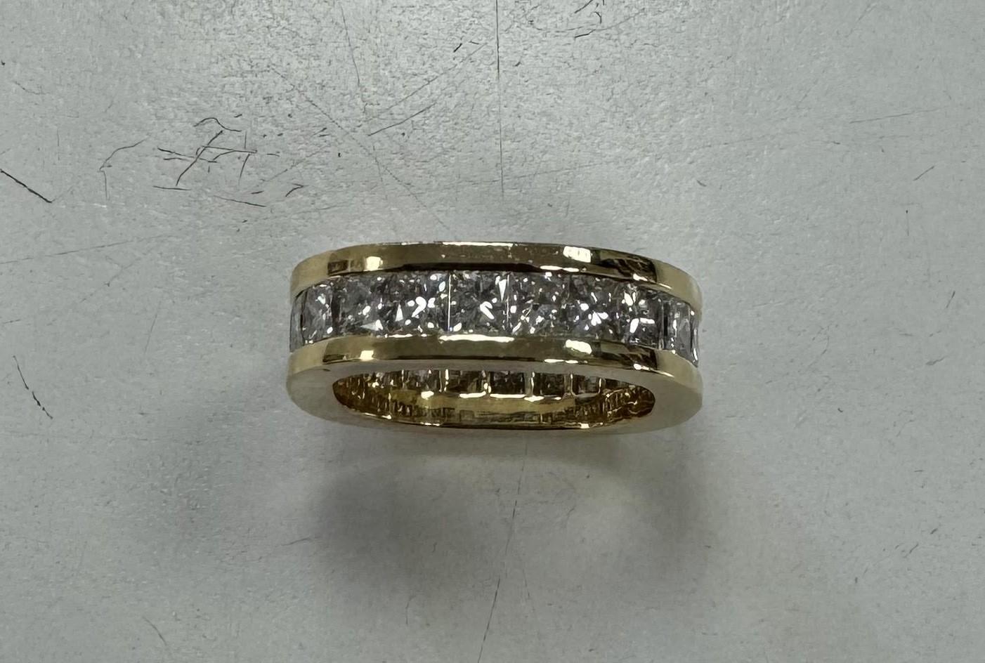 14 Karat Gelbgold Diamant im Prinzessinnenschliff  Eternity-Ring 3,50 Karat im Zustand „Hervorragend“ im Angebot in Los Angeles, CA