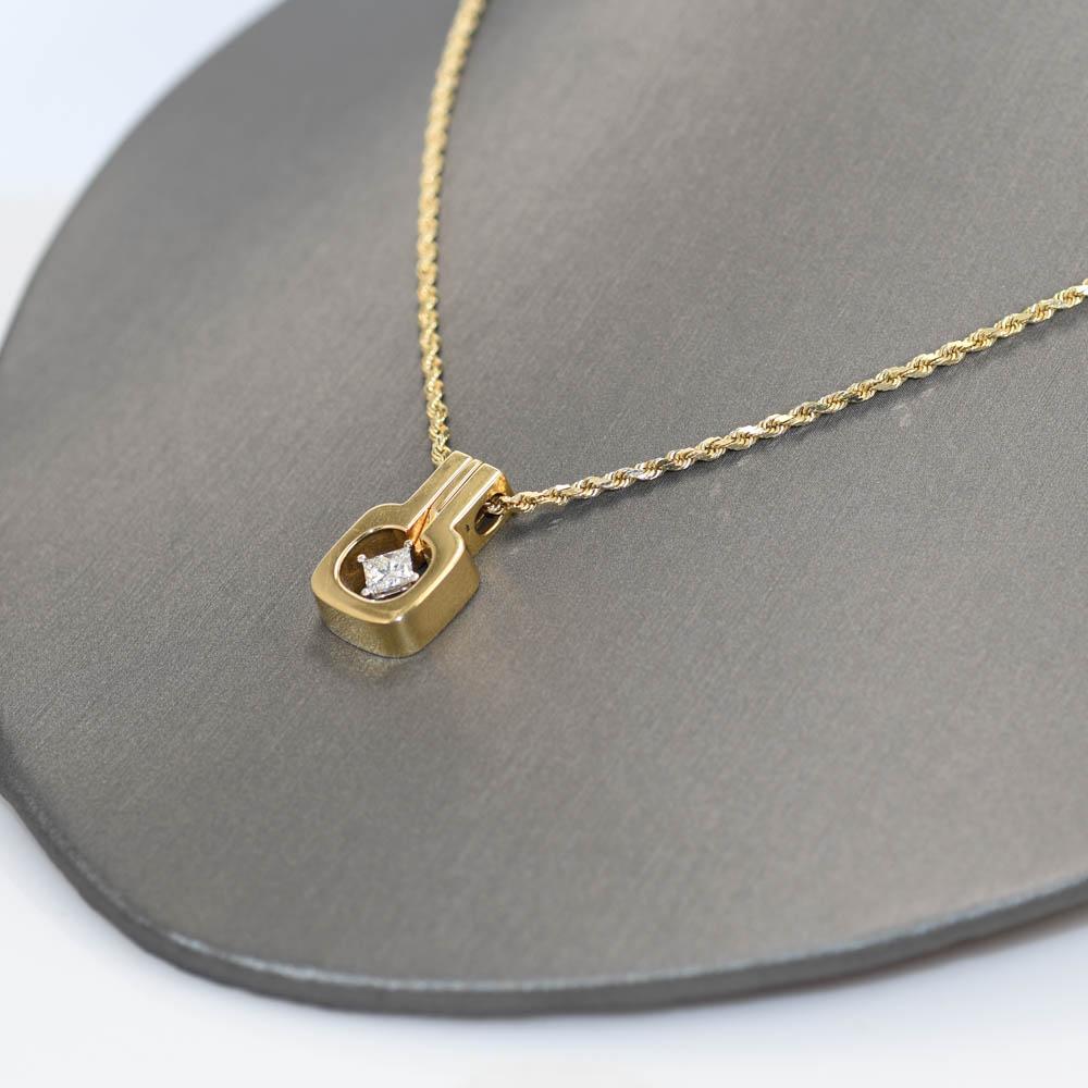 14k Yellow Gold Diamand pendant and Rope chain.
The princess cut Diamond sits in an floating style pendant.
It is .50ct. I-J Color, VS1-VS2 clarity.
the chain is 18in long
tests and stamped 14k
weighs 14.3gr
