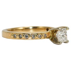 Anillo de compromiso solitario de oro amarillo de 14 quilates con diamante talla princesa