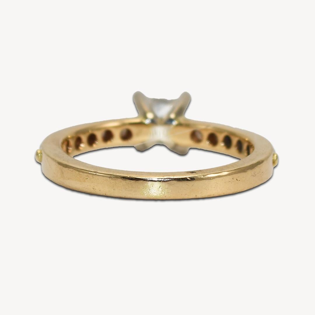 Bague de fiançailles solitaire en or jaune 14K avec diamant taillé en princesse Excellent état - En vente à Laguna Beach, CA