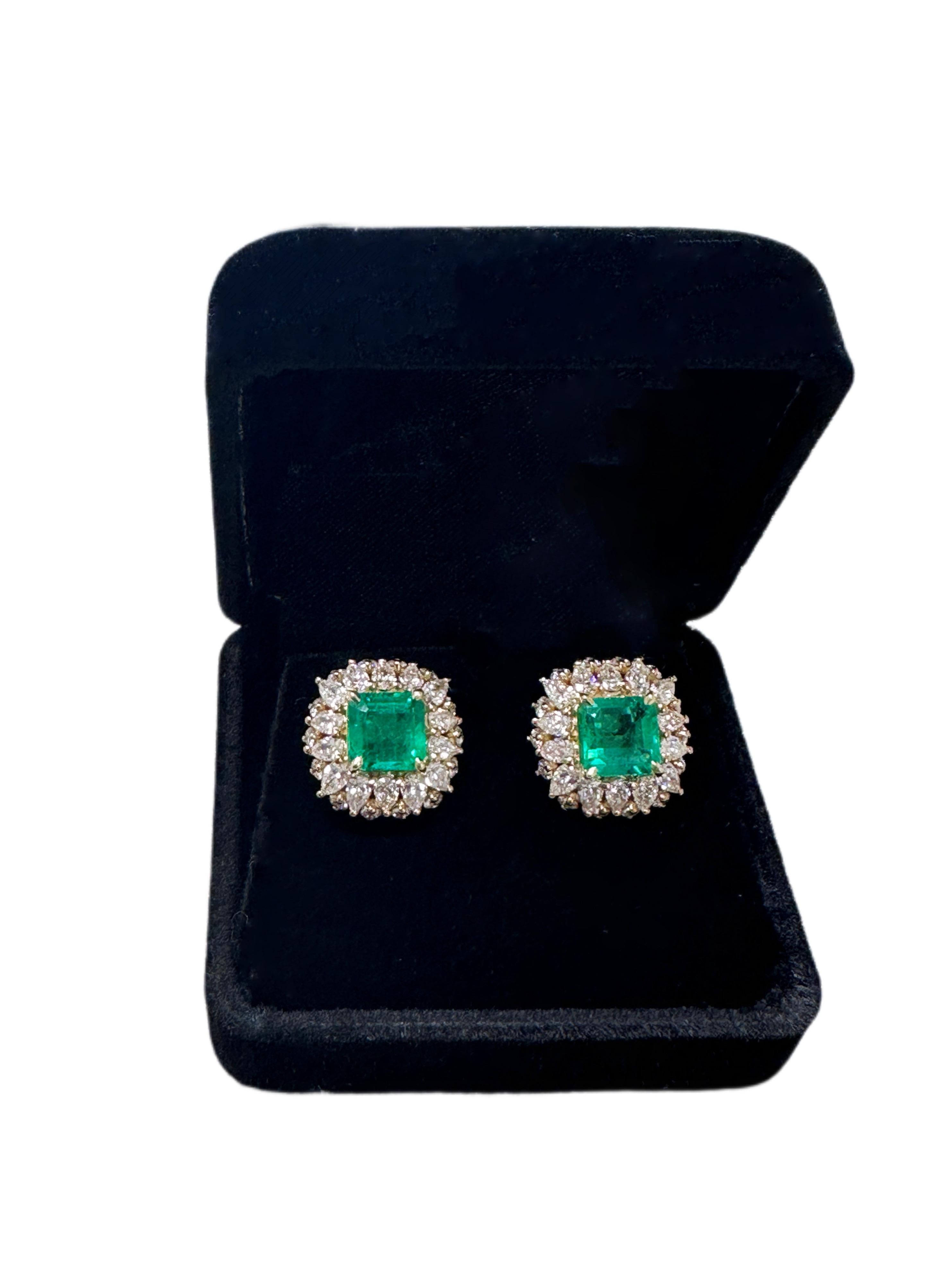 Round Diamonds: 0.58ct
Pear Shape Diamonds: 1.60ct
Center Stone: Emerald : 1.65ct