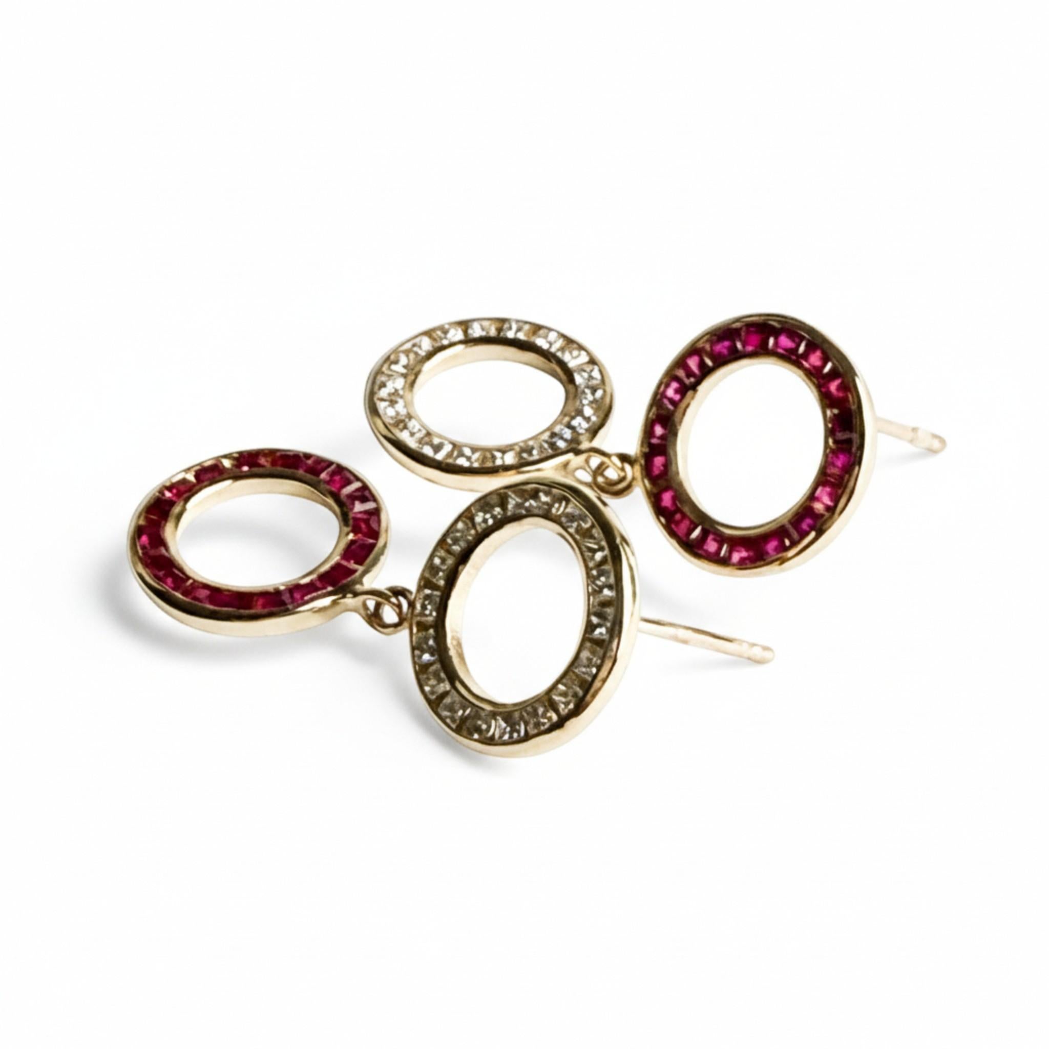 Moderno Orecchini a cerchio in oro giallo 14K con rubino e diamanti taglio Princess in vendita