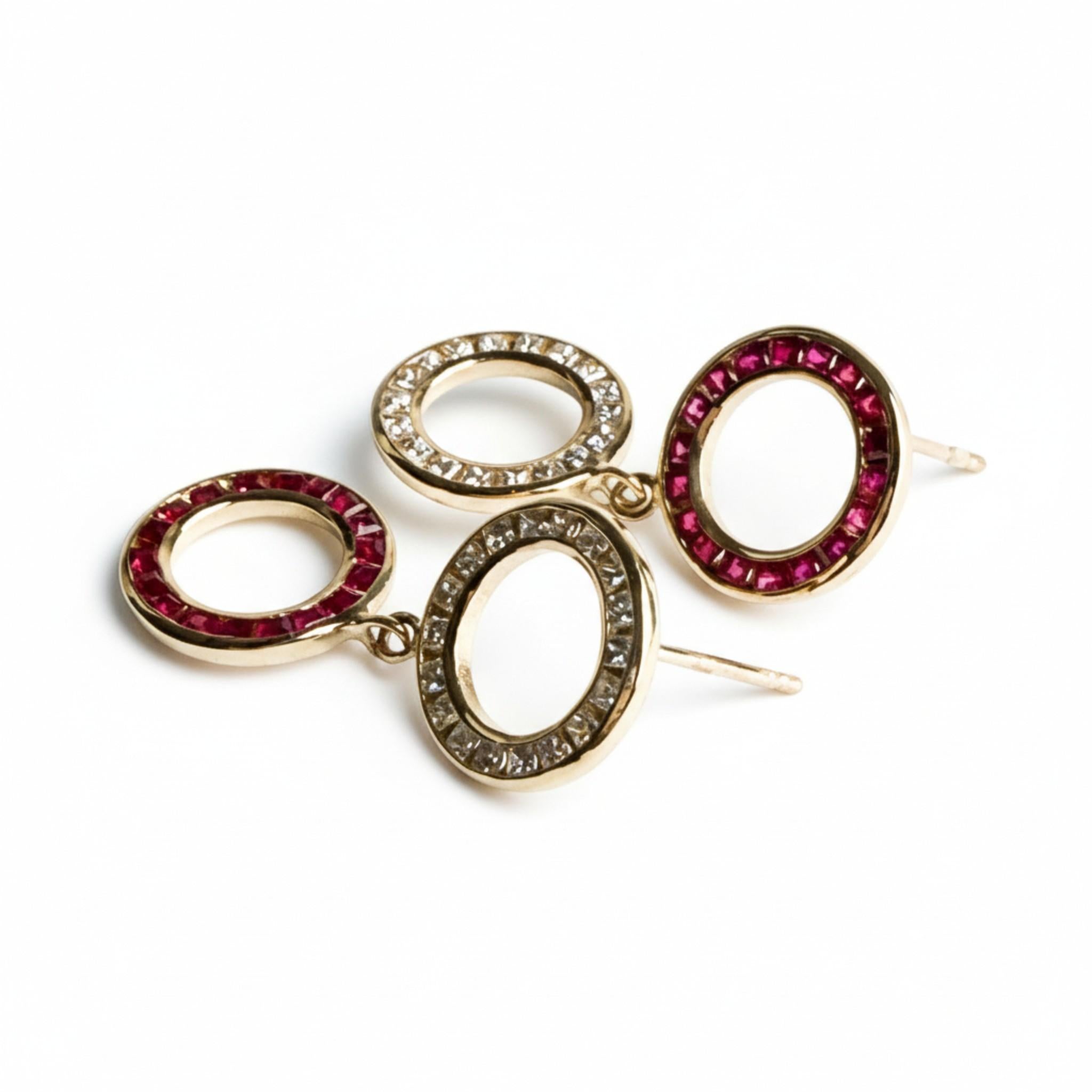 Donna Orecchini a cerchio in oro giallo 14K con rubino e diamanti taglio Princess in vendita