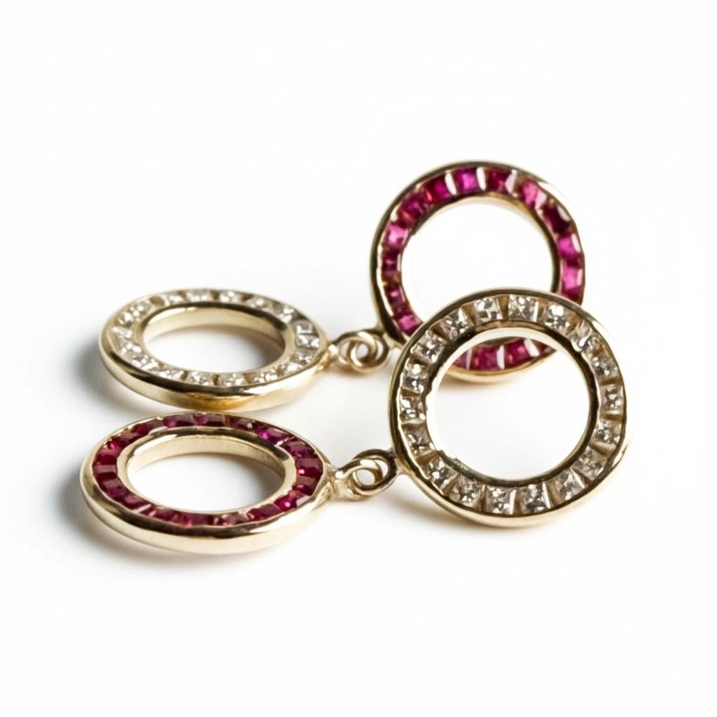 Orecchini a cerchio in oro giallo 14K con rubino e diamanti taglio Princess in vendita 2