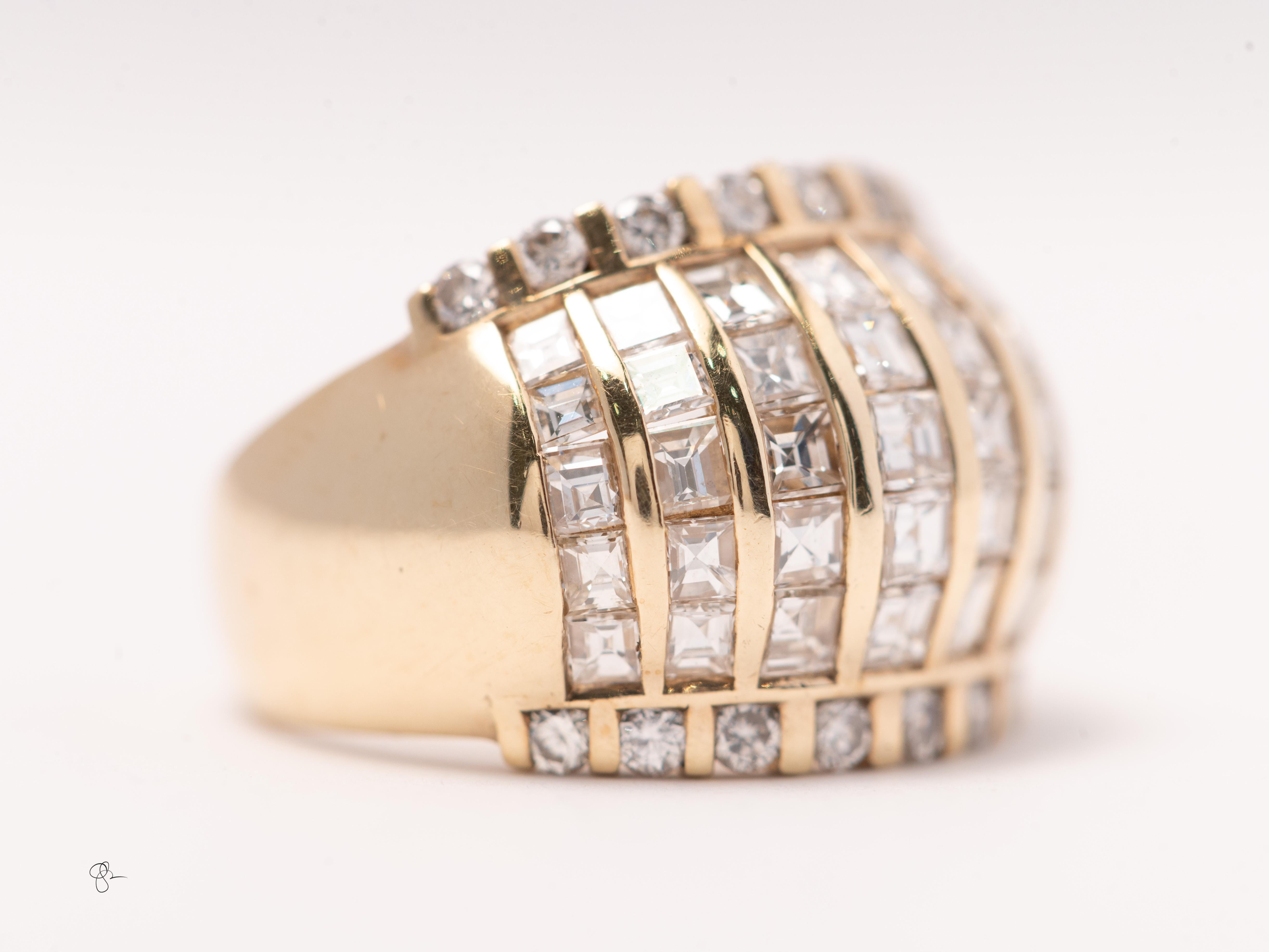 Façonné dans 7 grammes d'or jaune 14k
Bague taille 7

Cette bague dôme sculpturale en or jaune 14 carats est richement rehaussée d'environ 2,7 carats de diamants naturels HIJ de couleur SI-VS de clarté, créant un jeu de lumière continu à travers le