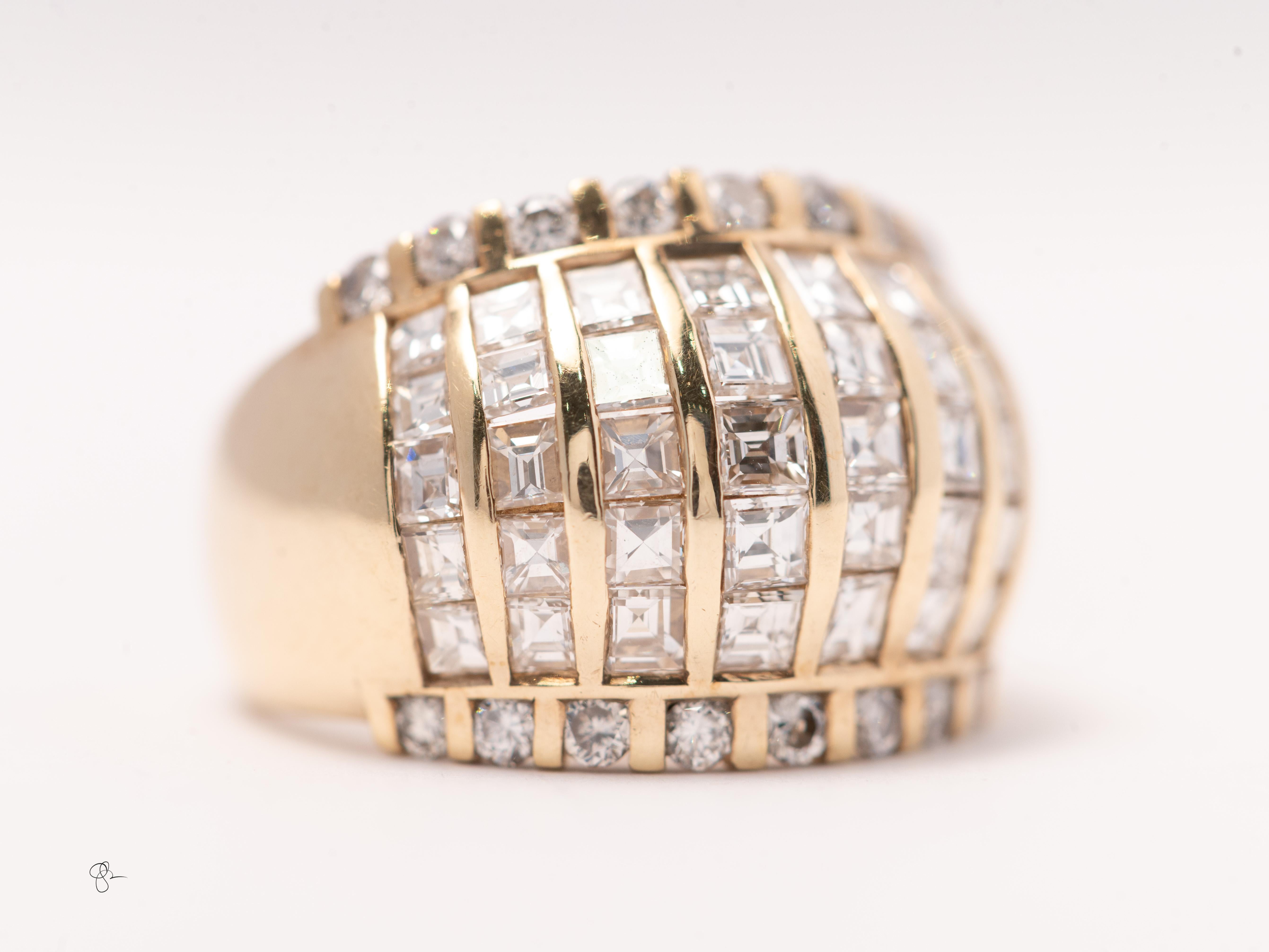 Taille princesse Bague dôme en or jaune 14K à diamants princesses et ronds, environ 2,7cttw en vente