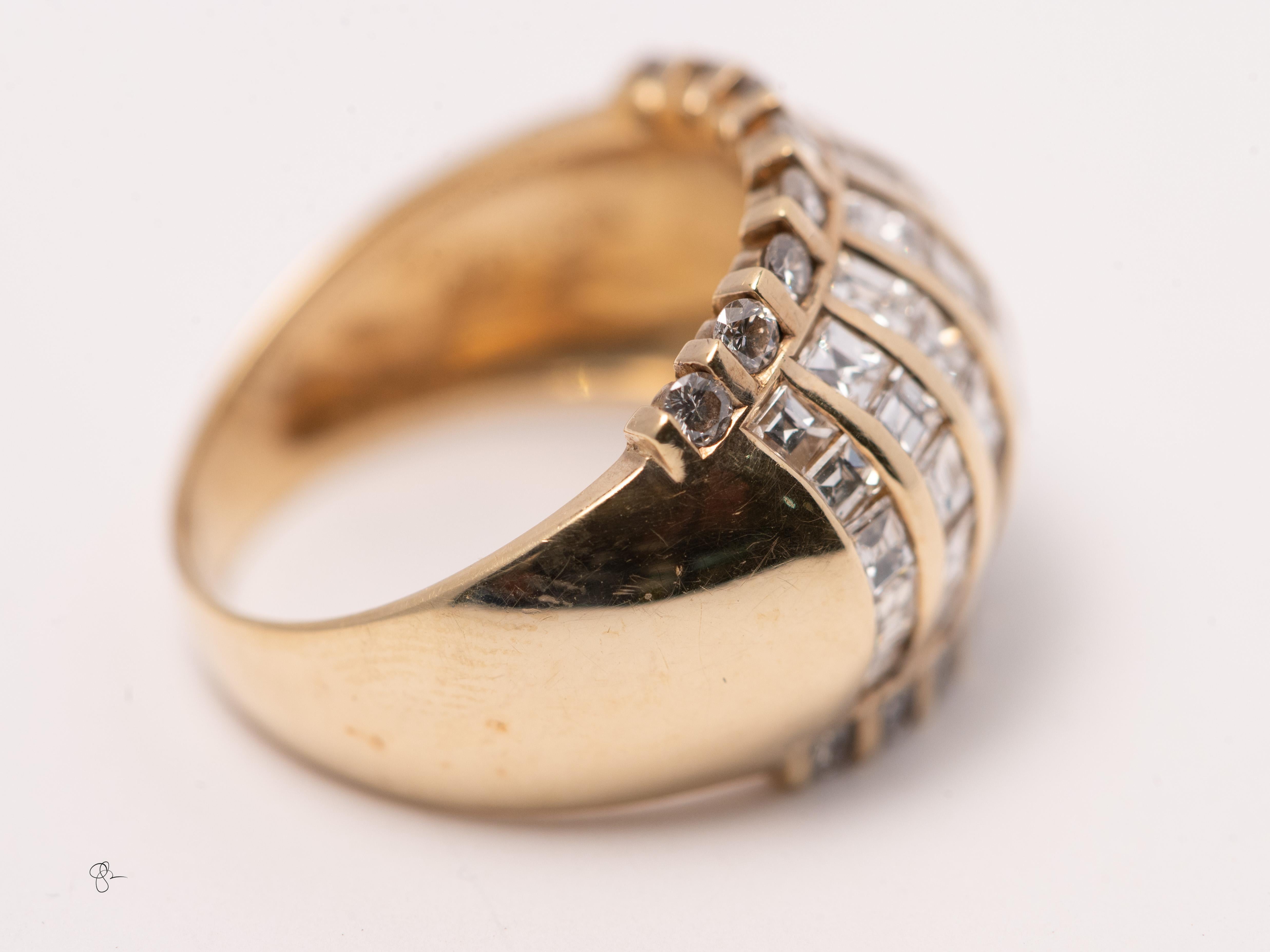 Bague dôme en or jaune 14K à diamants princesses et ronds, environ 2,7cttw Unisexe en vente