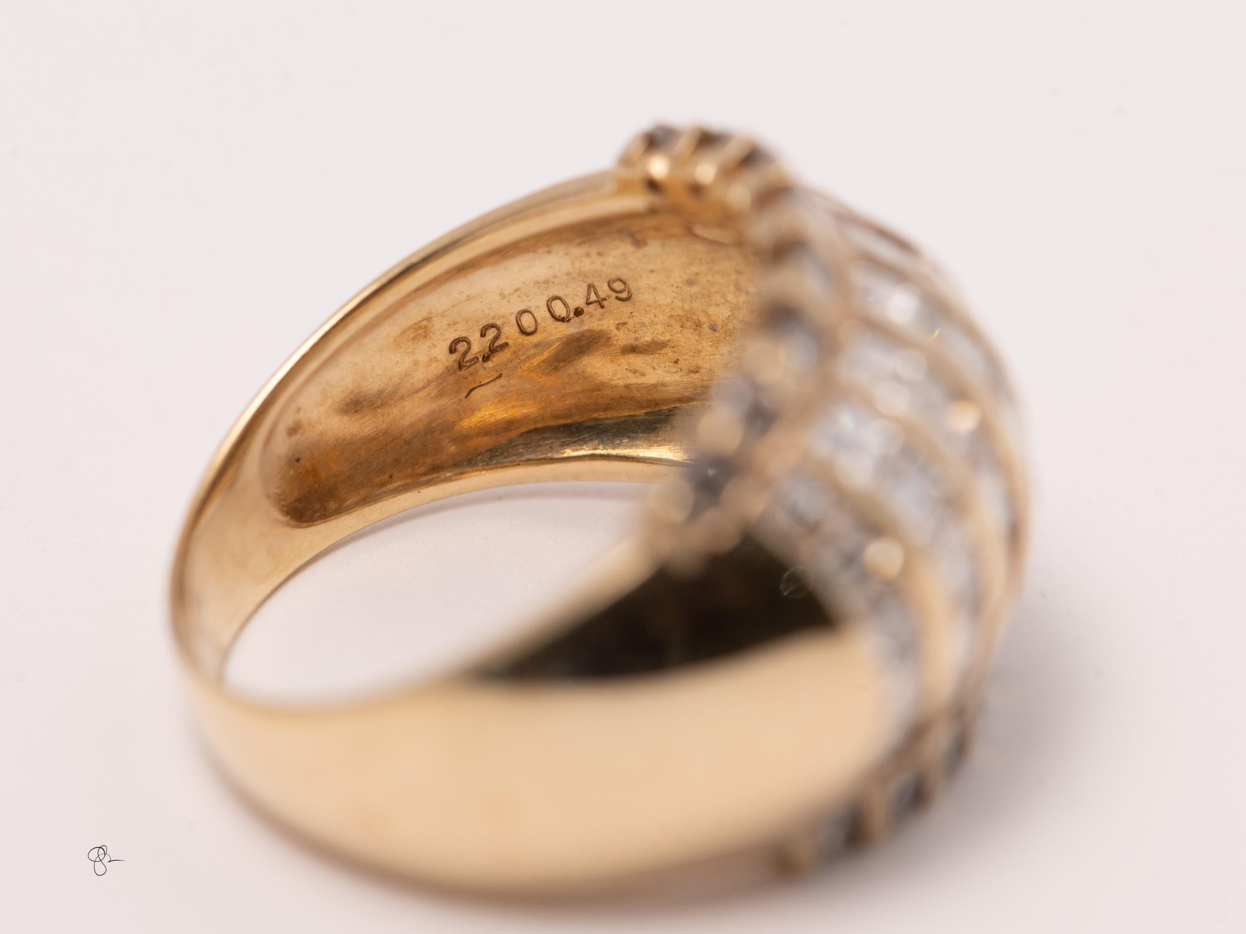 Bague dôme en or jaune 14K à diamants princesses et ronds, environ 2,7cttw en vente 1