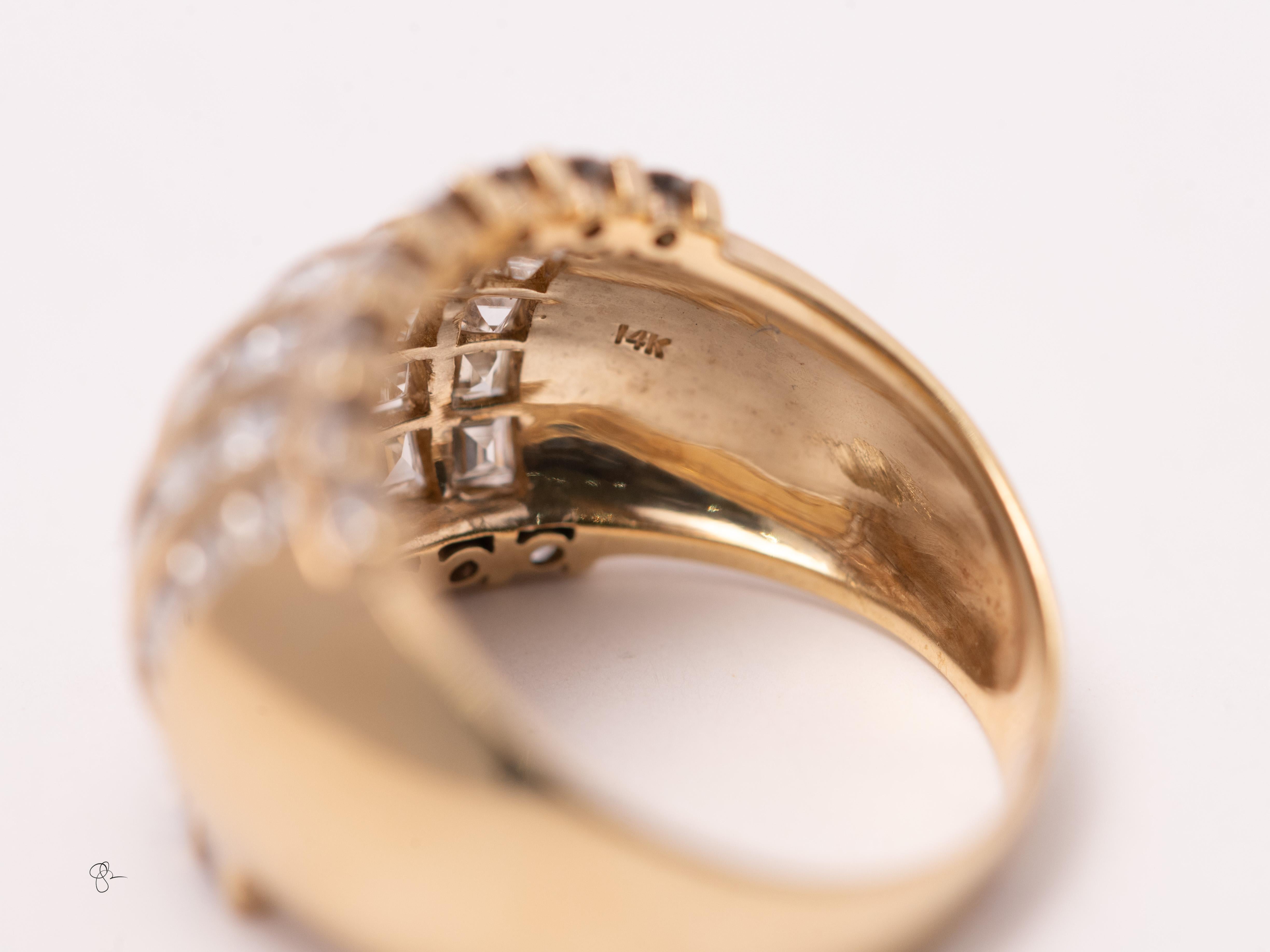 Bague dôme en or jaune 14K à diamants princesses et ronds, environ 2,7cttw en vente 2