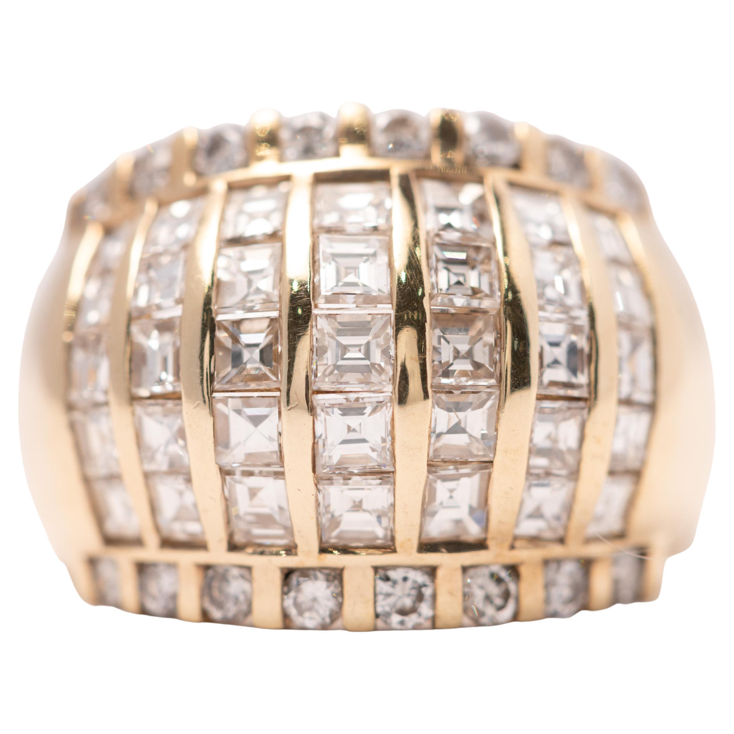 Bague dôme en or jaune 14K à diamants princesses et ronds, environ 2,7cttw en vente