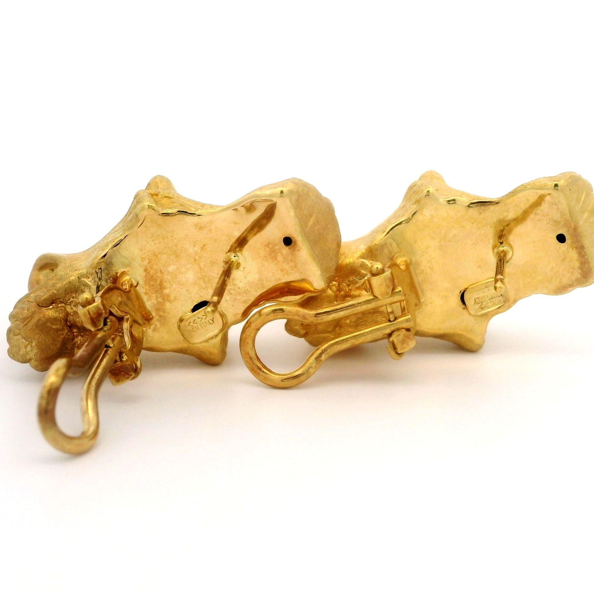 MATERIAL : Or jaune 14k massif - Or massif - Design creux
Poids : 7.53 grammes
Support : Poteaux avec fermetures en oméga (des oreilles percées sont nécessaires)
Largeur : 16 mm (0,63