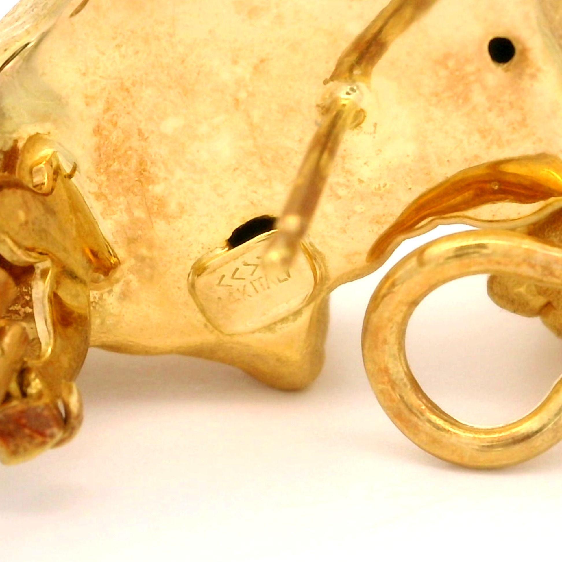 Boucles d'oreilles « Big Cat » en or jaune 14 carats, finition mate texturée et détaillée Excellent état - En vente à Montclair, NJ