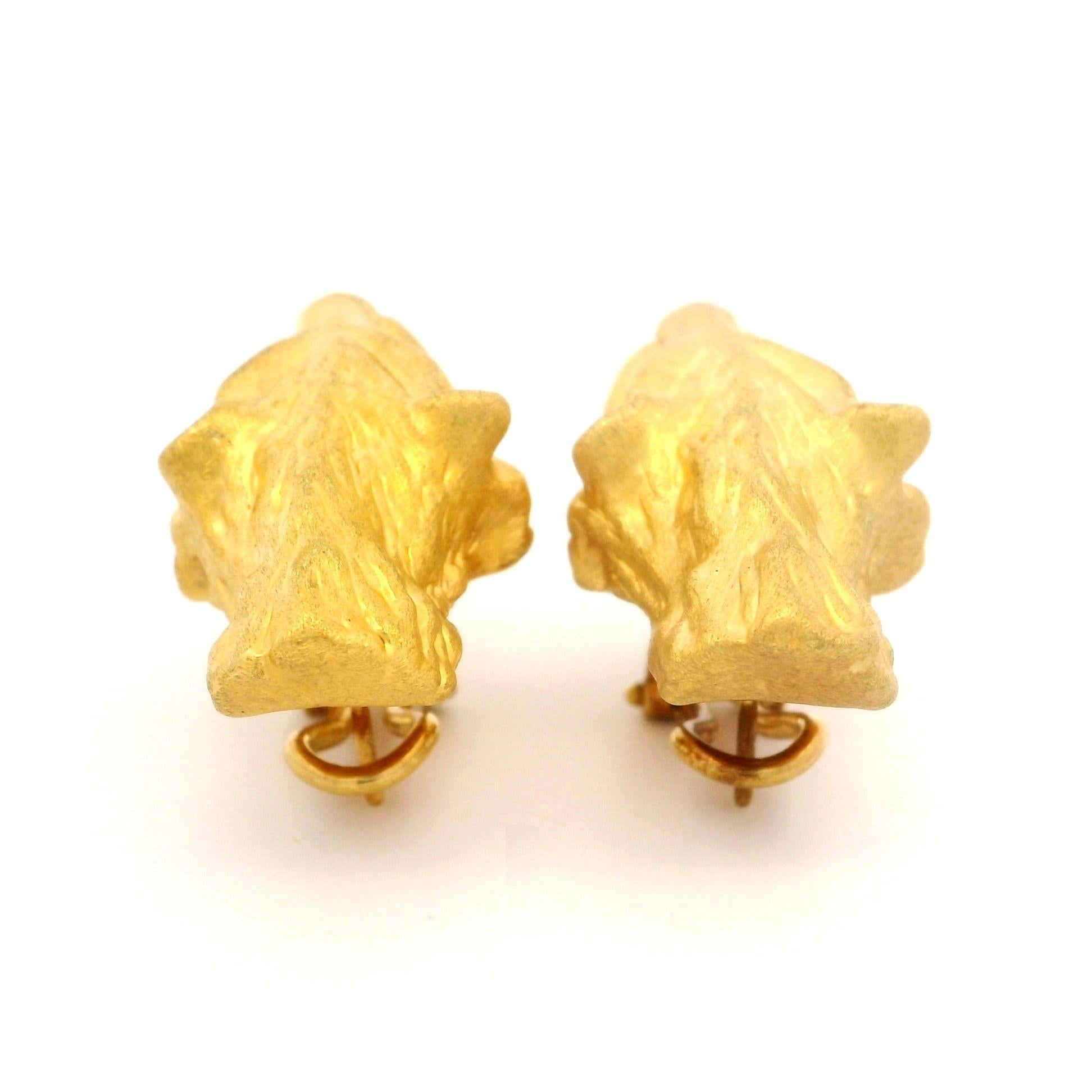 Boucles d'oreilles « Big Cat » en or jaune 14 carats, finition mate texturée et détaillée en vente 3