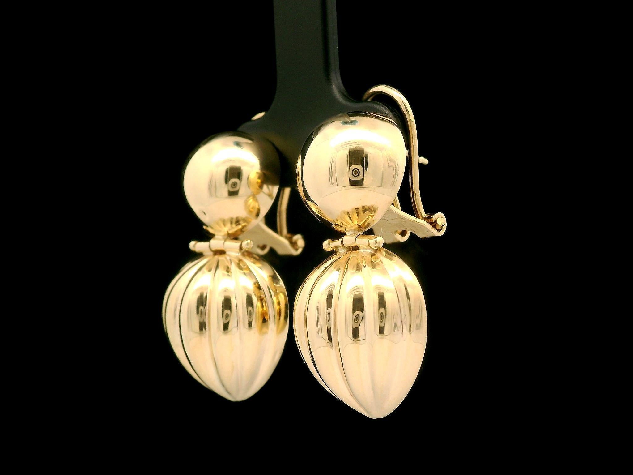 Donna Orecchini a goccia smerlati in oro giallo 14k con fondello Omega in vendita