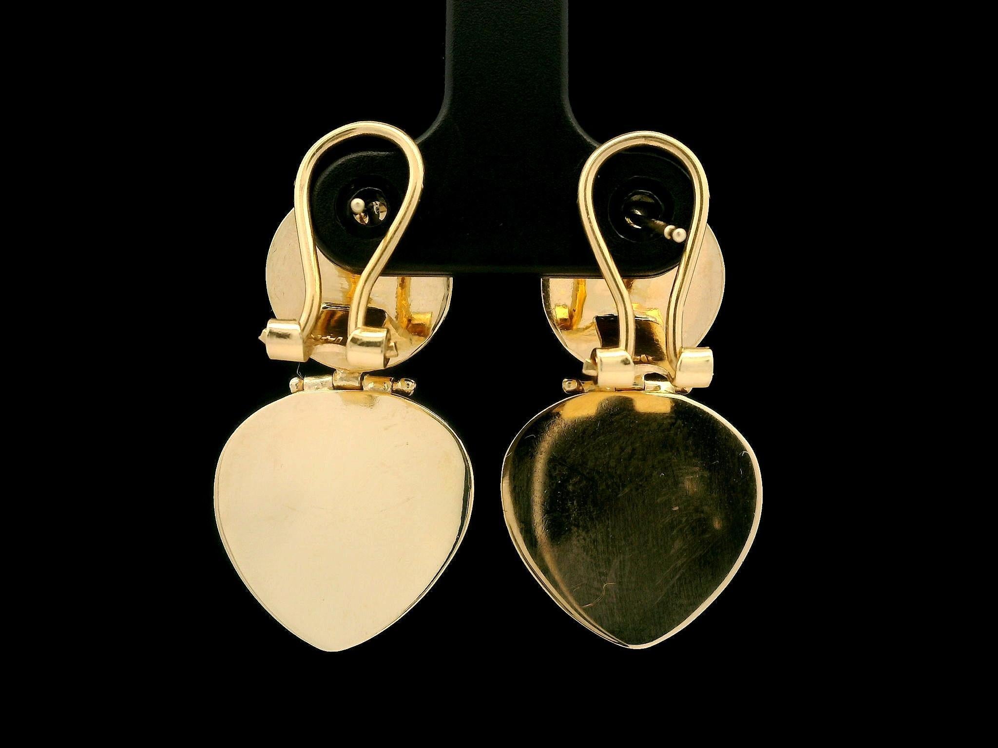 Orecchini a goccia smerlati in oro giallo 14k con fondello Omega in vendita 1